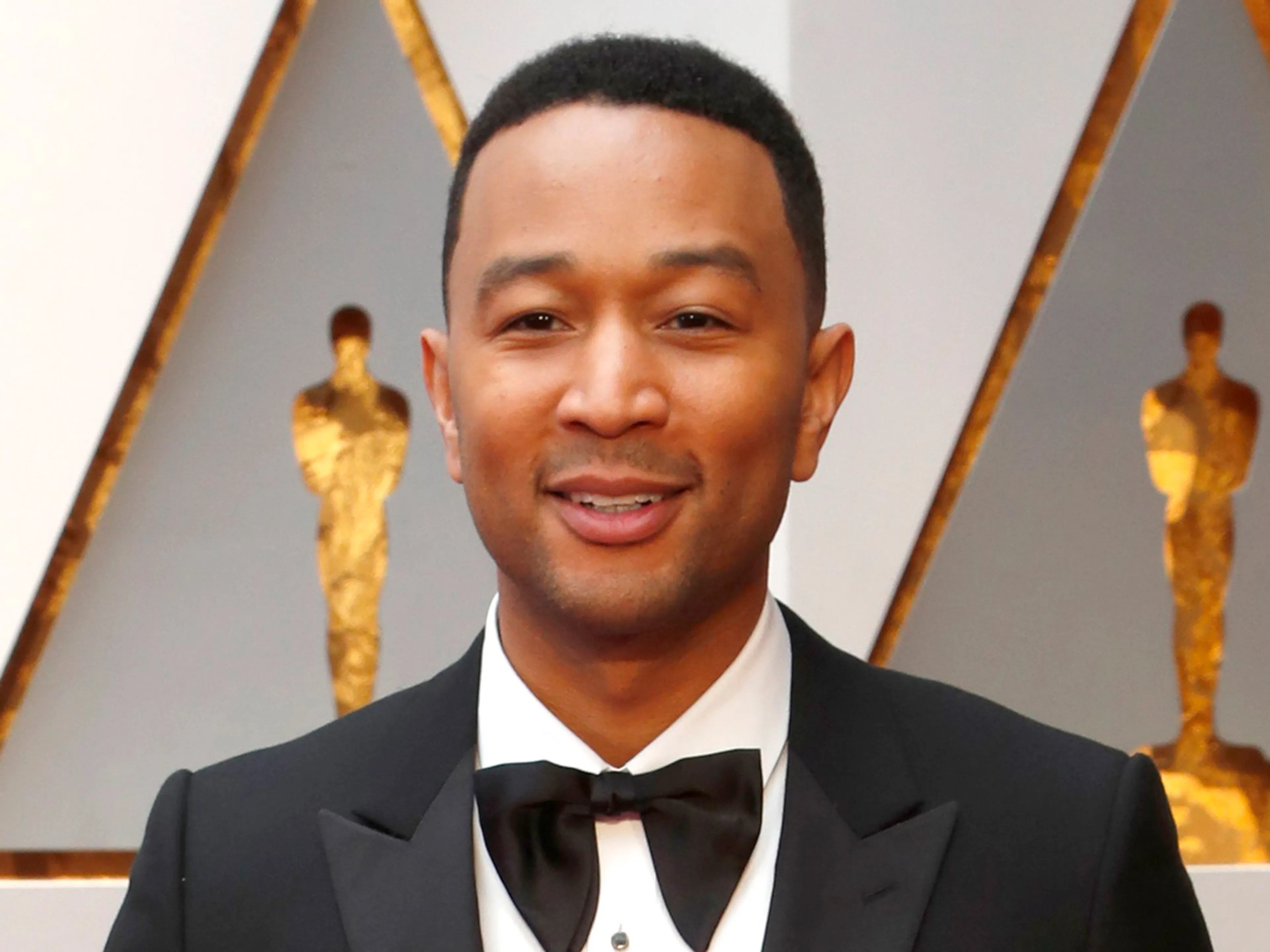 Geef je verzoeknummer maar door! John Legend geeft een gratis thuisconcert