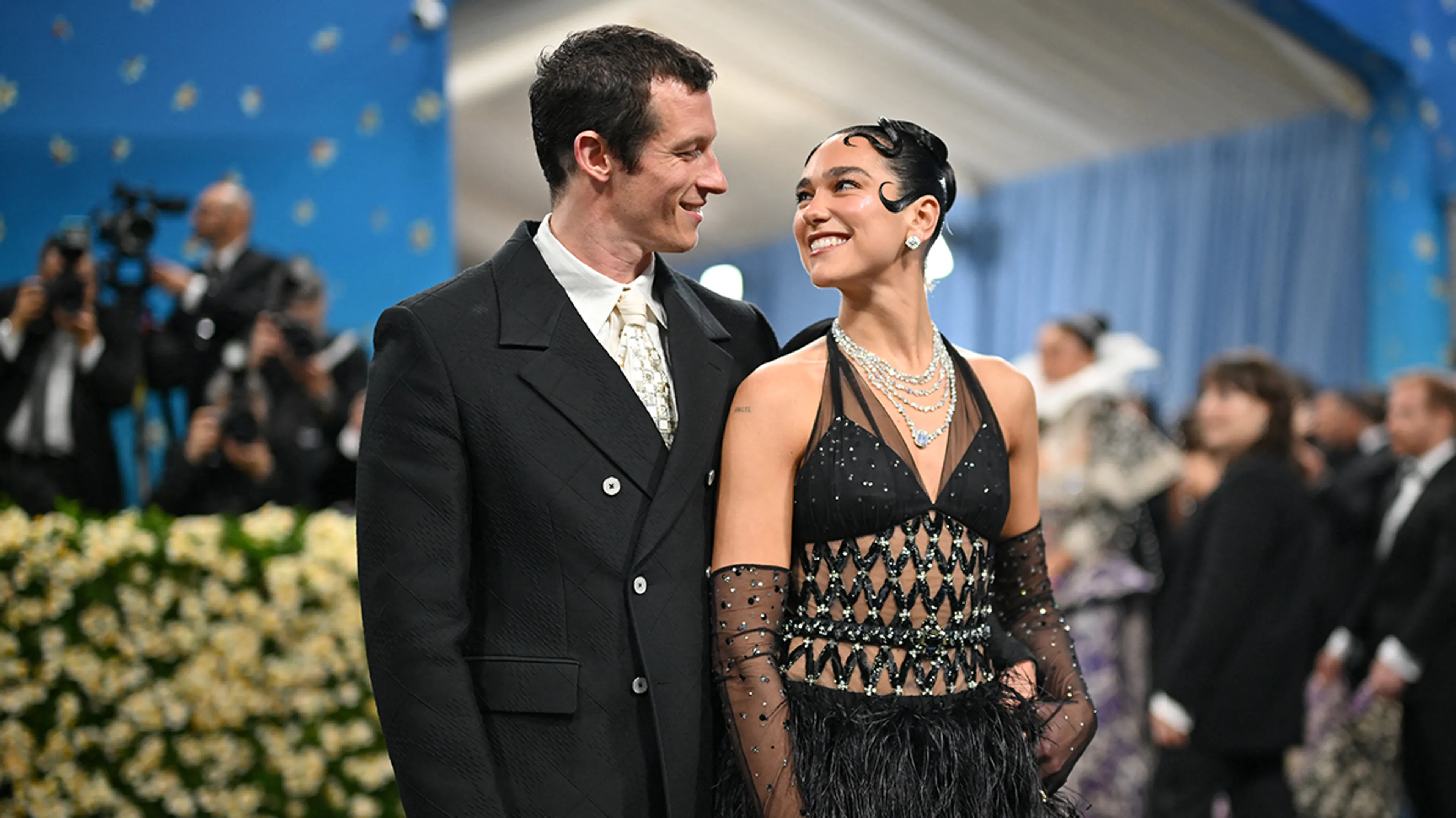 Dua Lipa is verloofd met Callum Turner!