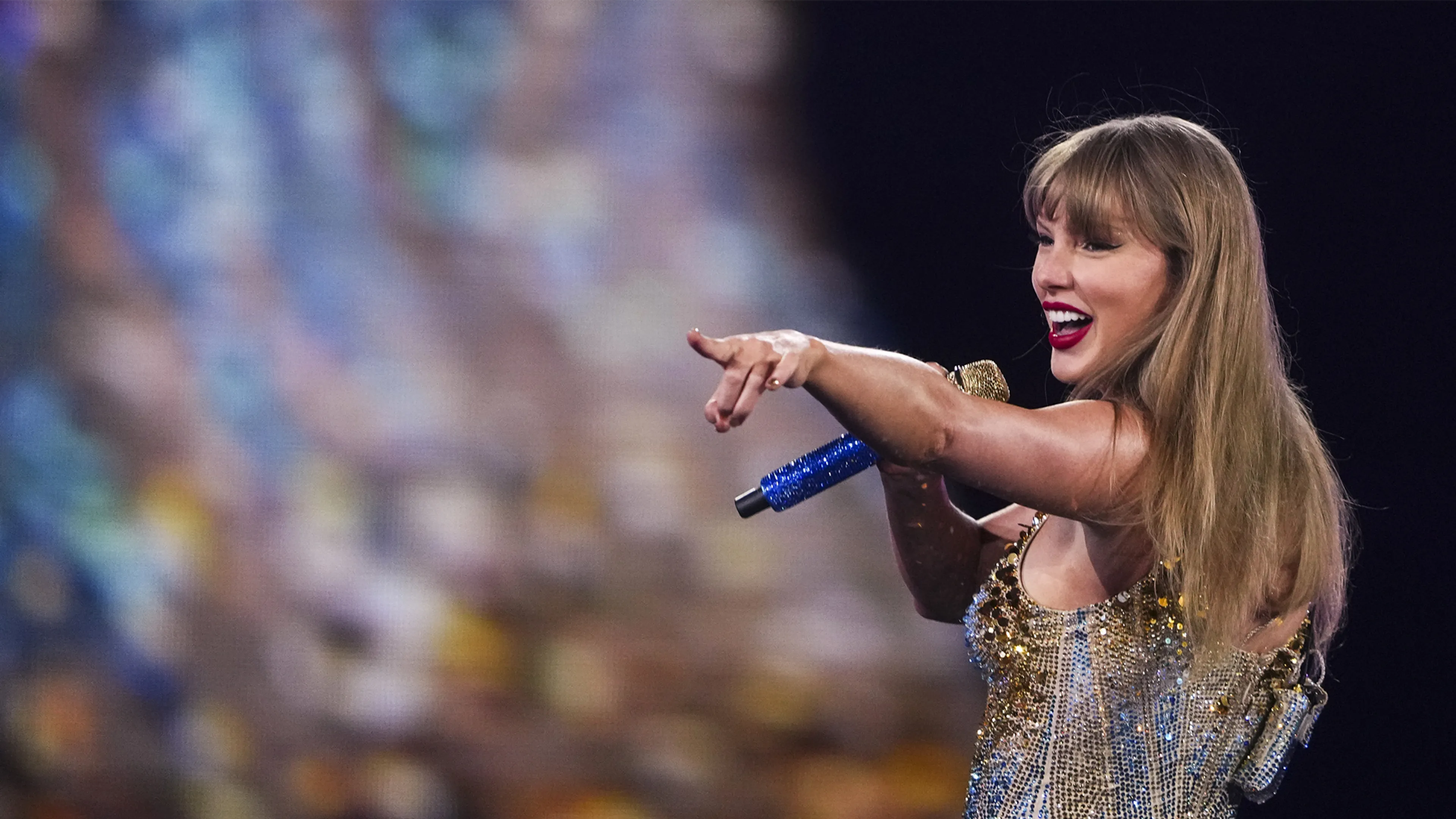 Taylor Swift reikt prijs uit tijdens Grammy Awards