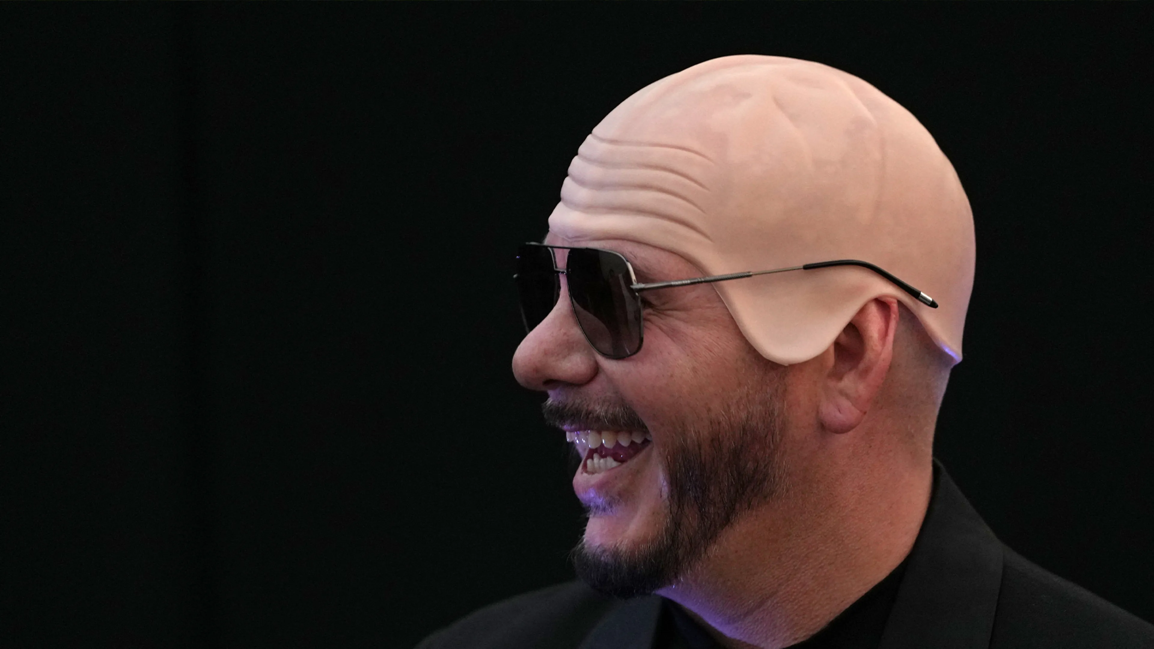 Pitbull vestigt record voor grootste bijeenkomst met bald caps