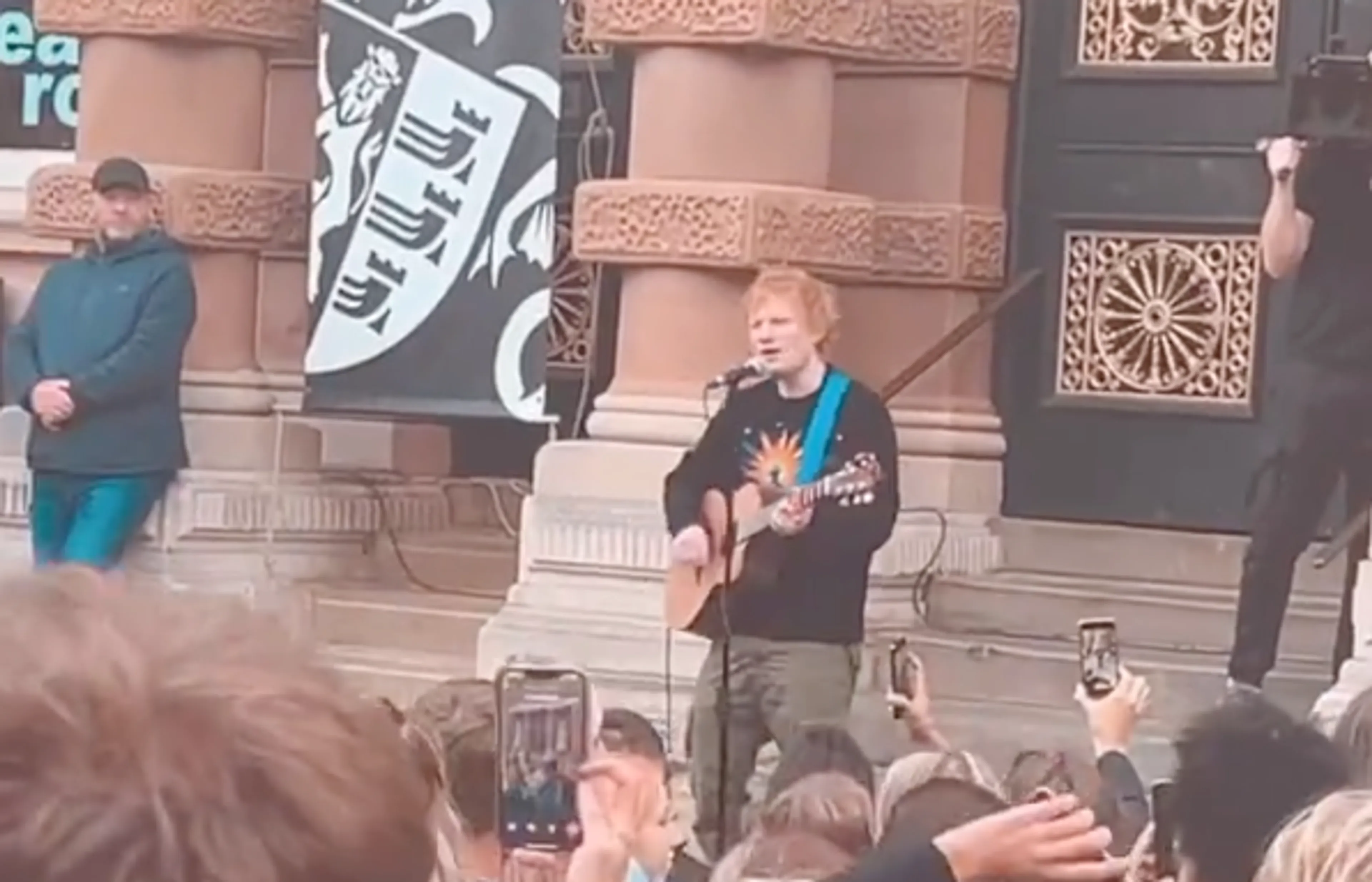 Ed Sheeran trakteert fans in zijn woonplaats met een optreden! 😱