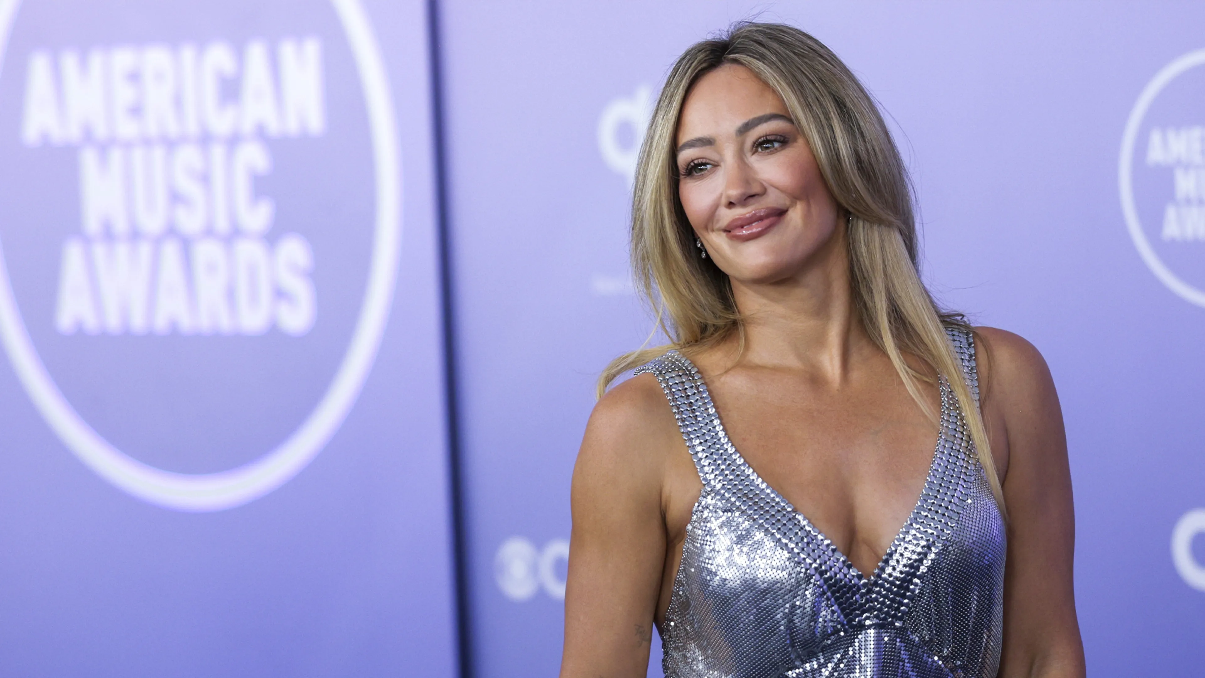 Hilary Duff brengt drie nieuwe kerstnummers uit