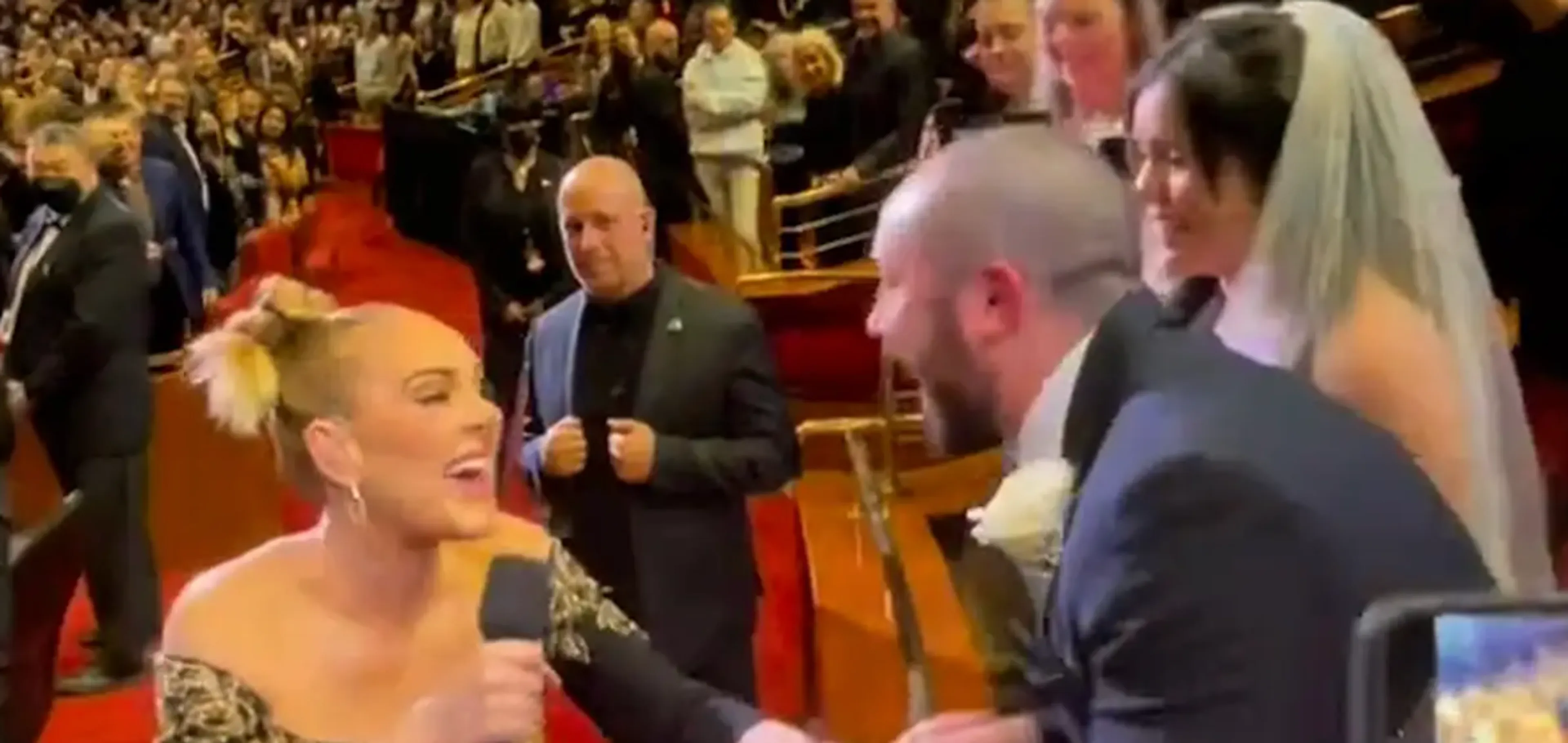 Adele geeft een bijzonder cadeau tijdens haar optreden! 💍