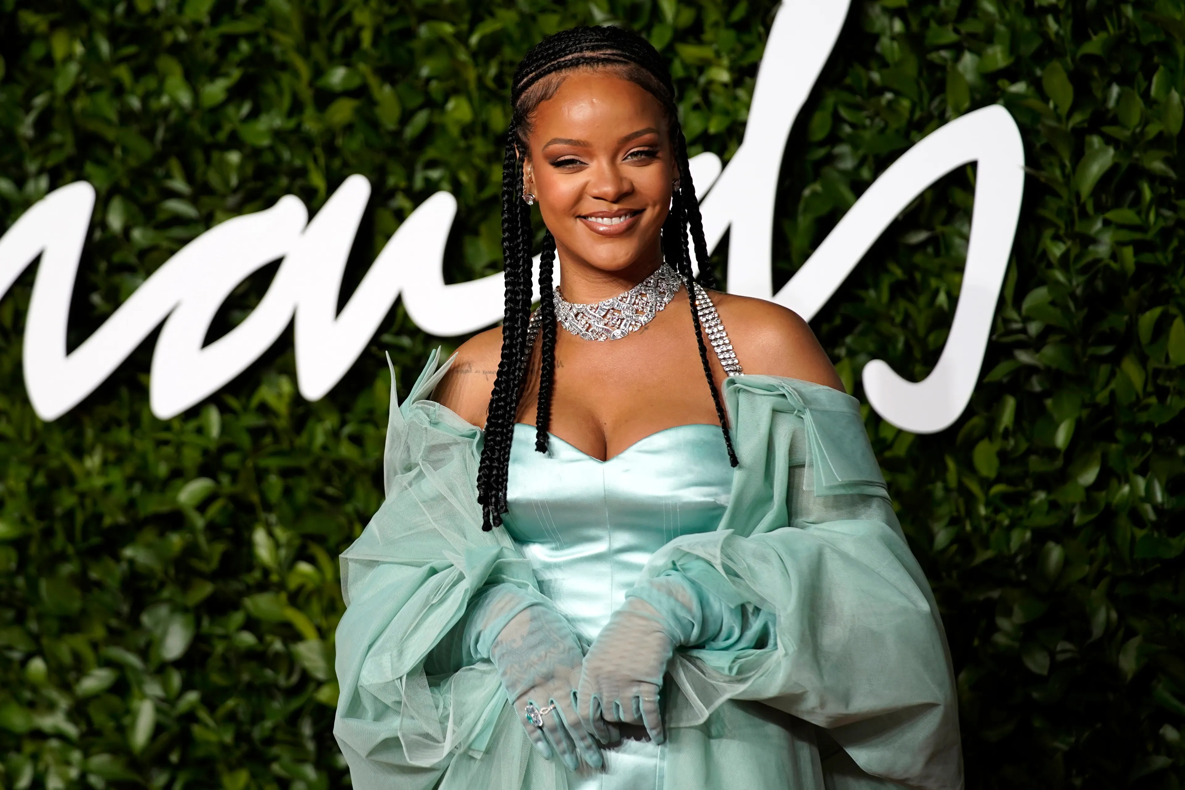 Rihanna is na 5 jaar eindelijk terug met een nieuwe single: Lift Me Up!
