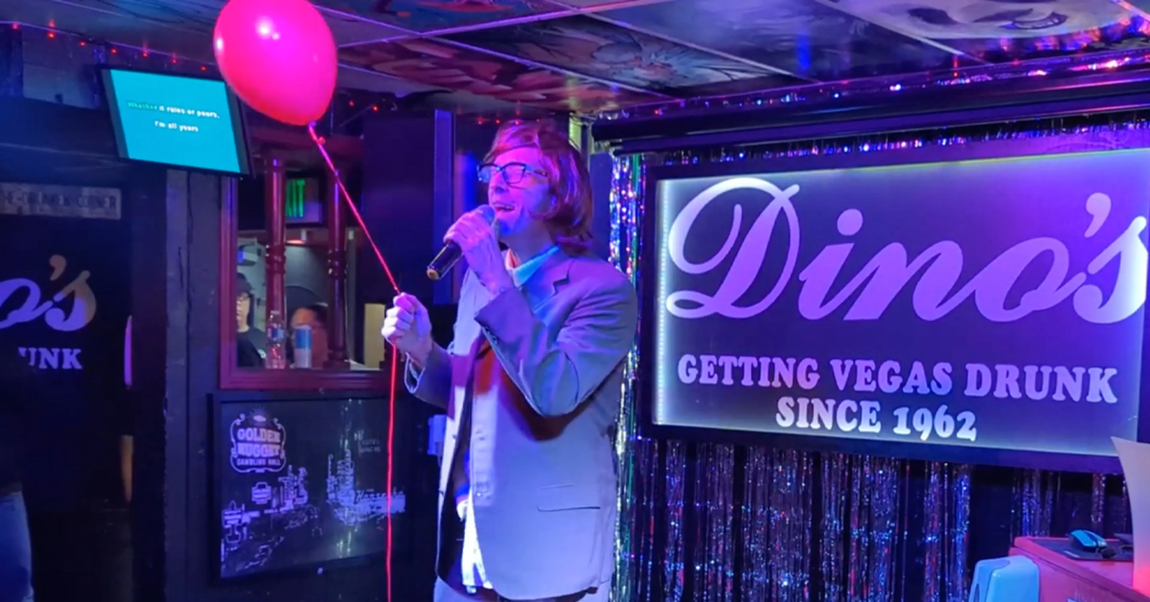 Video: Coldplay-zanger Chris Martin gaat undercover en verrast fans in een karaokebar!