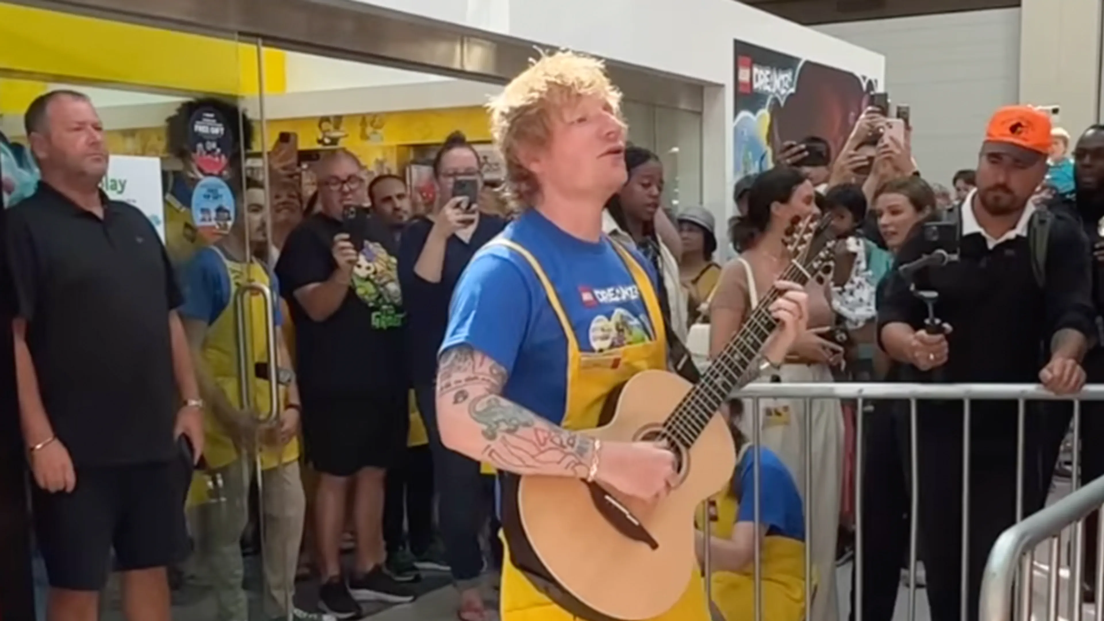 Ed Sheeran verrast fans met een speciaal optreden!