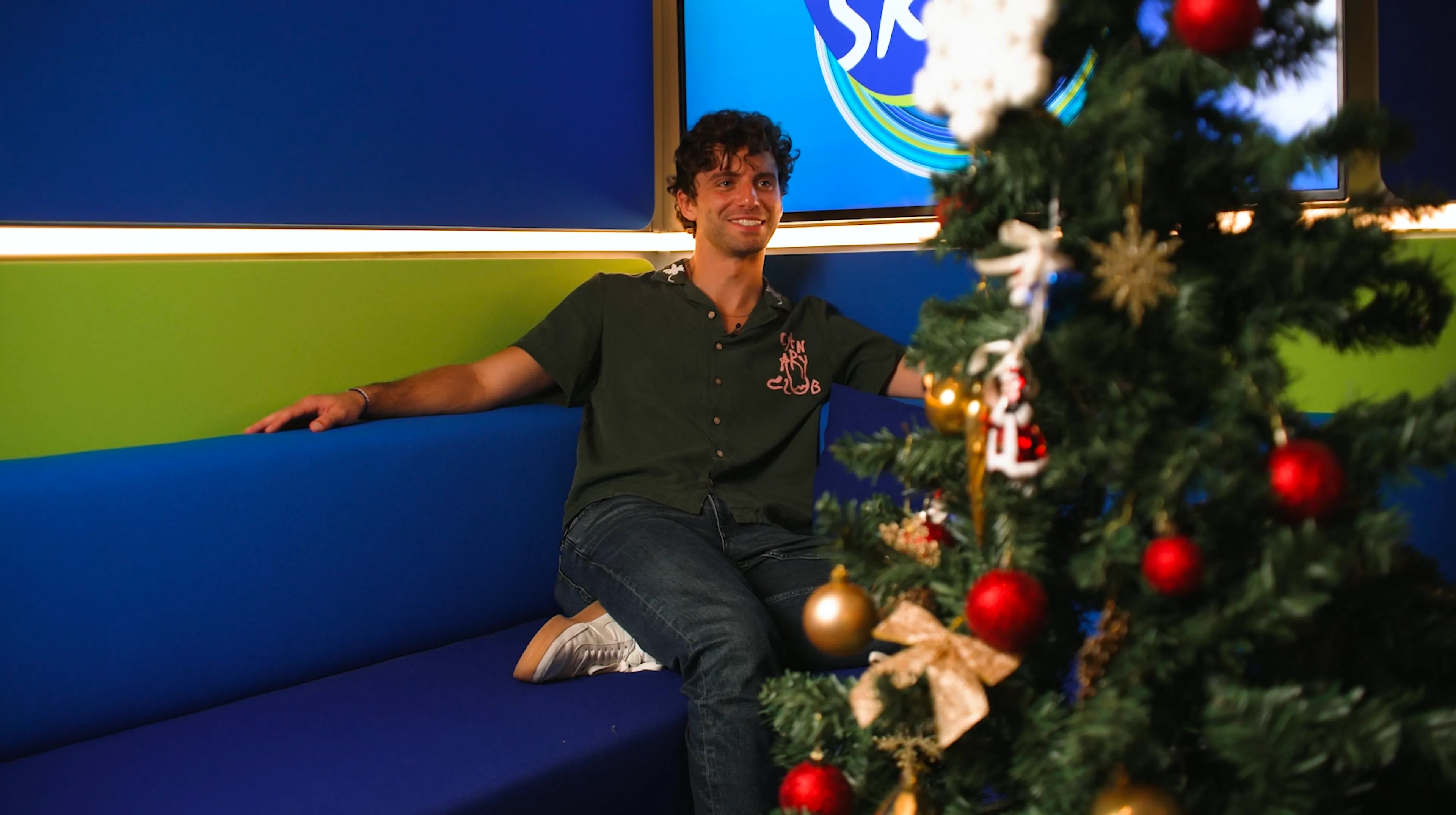 Kiest Mark Ambor voor Let It Snow of All I Want For Christmas? ππΆ