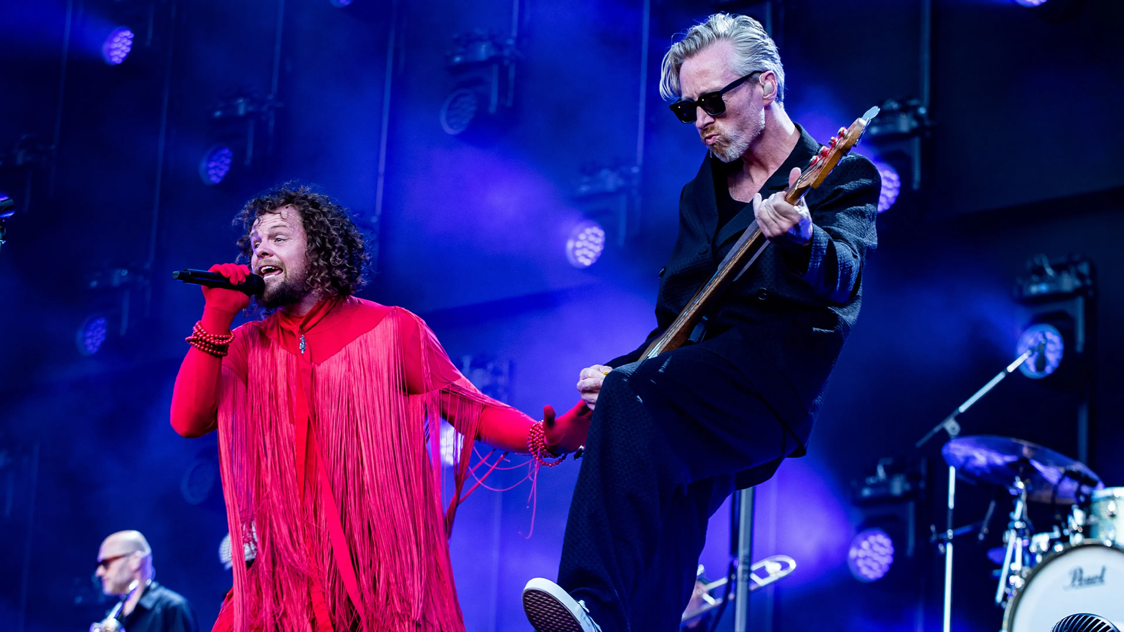 Beleef de jubileumshow van DI-RECT in de Kuip vanaf je eigen bank