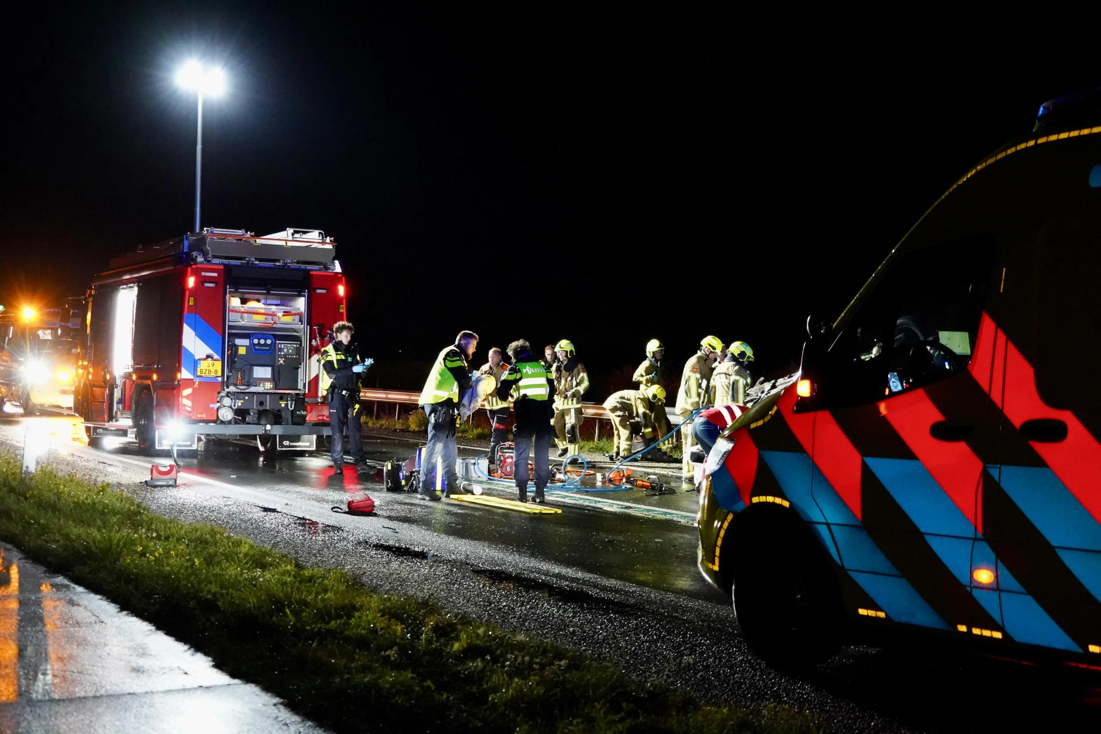 Zeker drie doden bij ongeluk met twee auto's op Markerwaarddijk