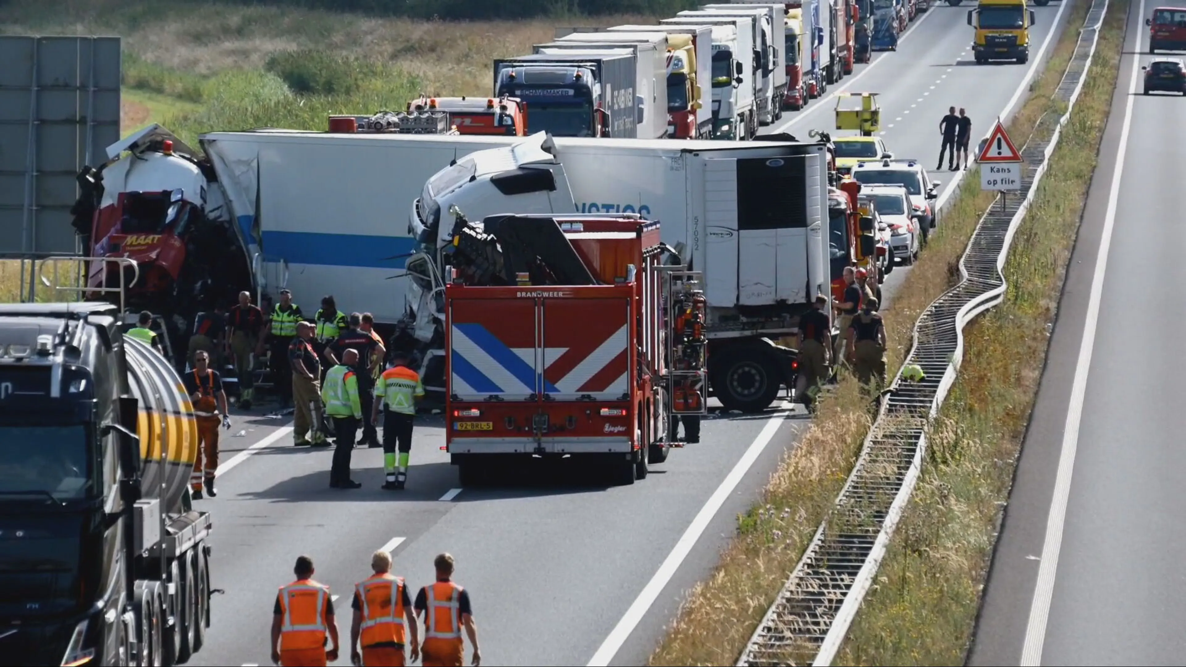 Dode (19) en meerdere gewonden bij ongeval met drie vrachtwagens op A17
