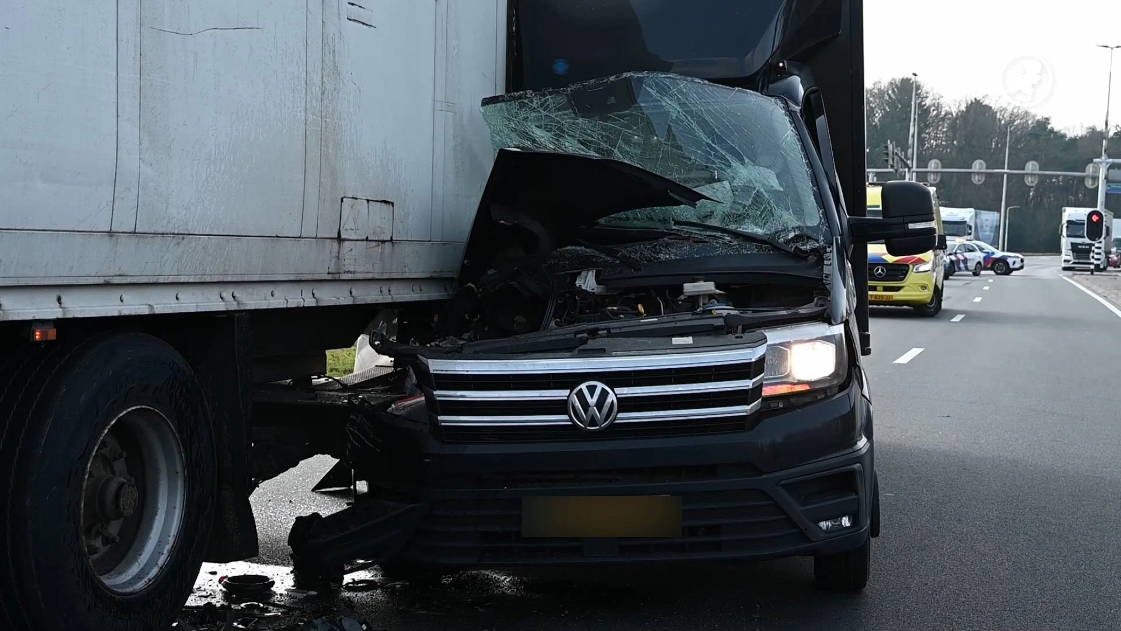 Bakwagen knalt op gestrande vrachtwagen in Tilburg