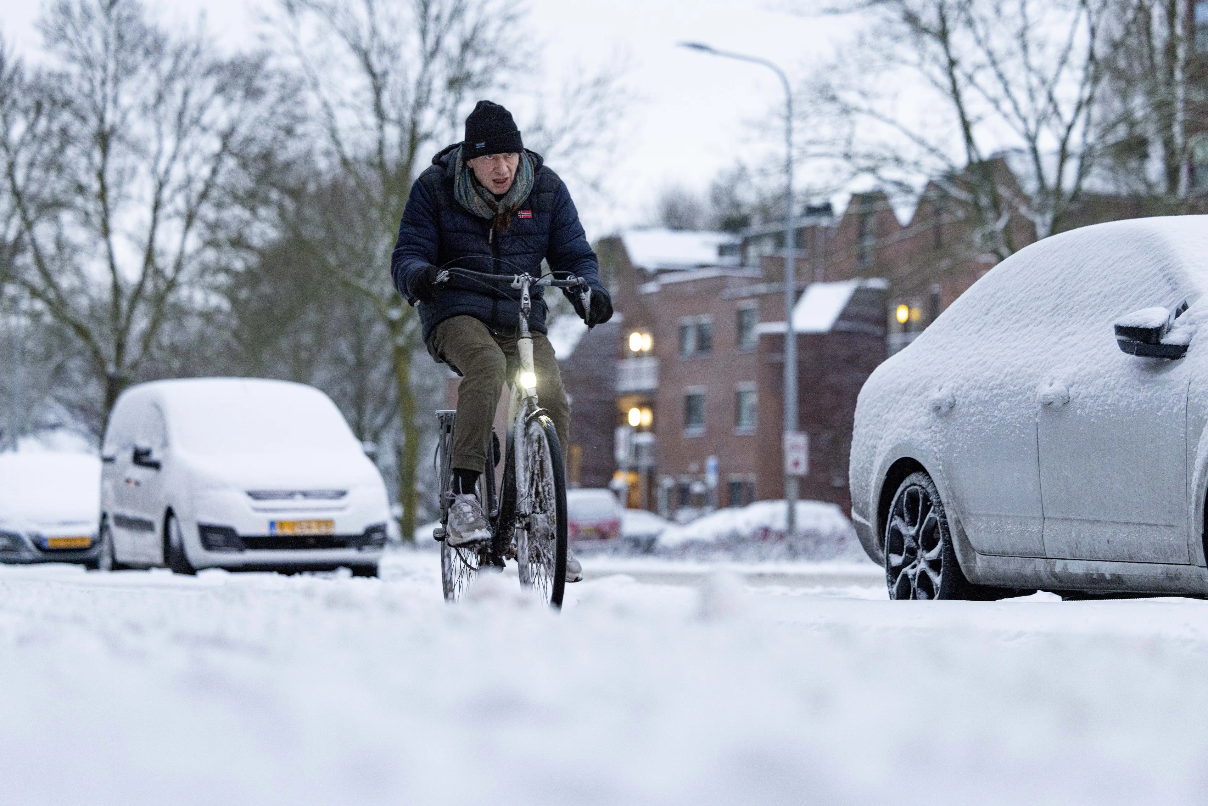 Geen bussen en minder treinen in noorden door sneeuw en gladheid