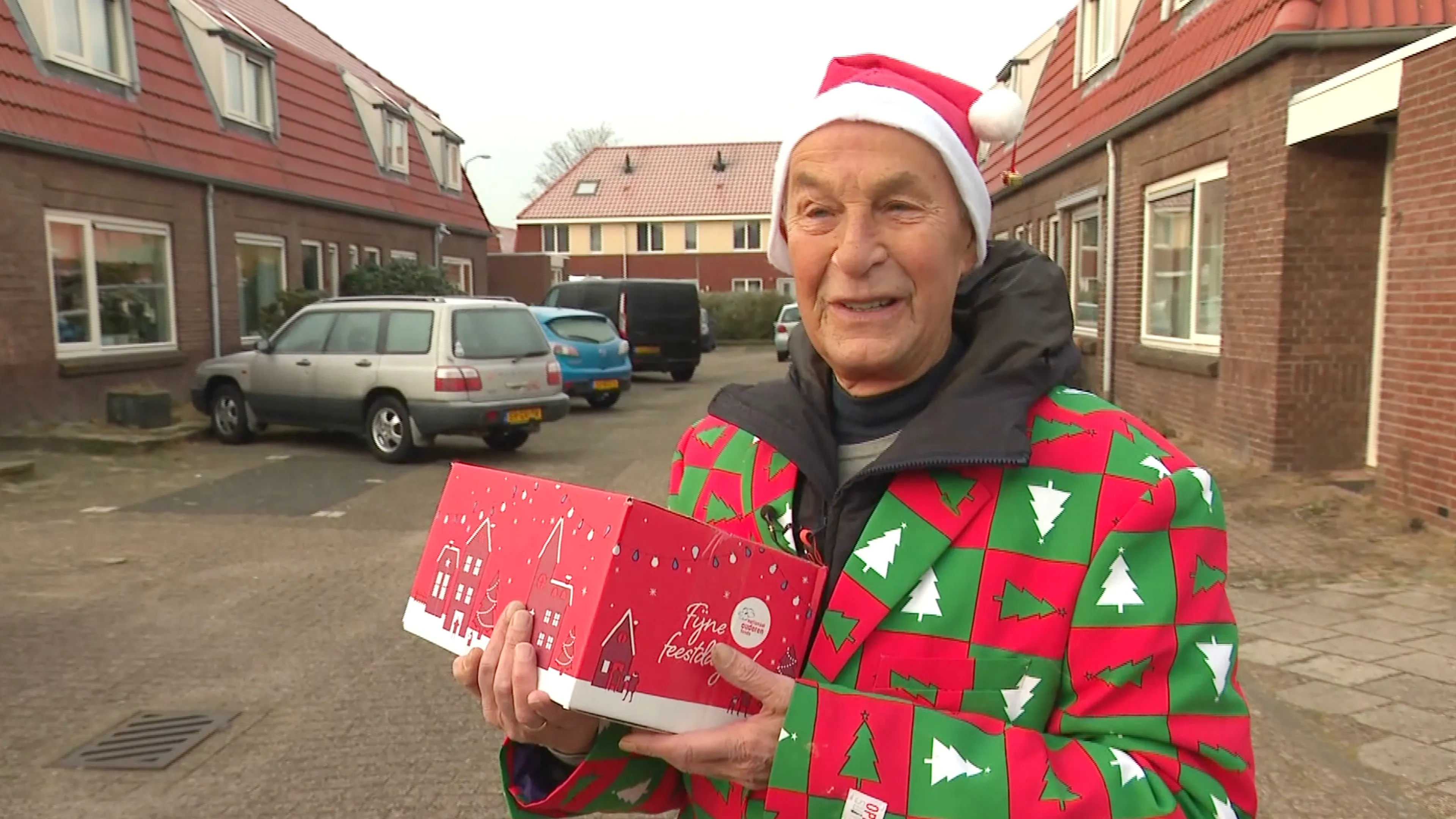 Vrijwilligers Ouderenfonds delen kerstboxen uit tegen eenzaamheid: 'Donkere dagen voor veel mensen'