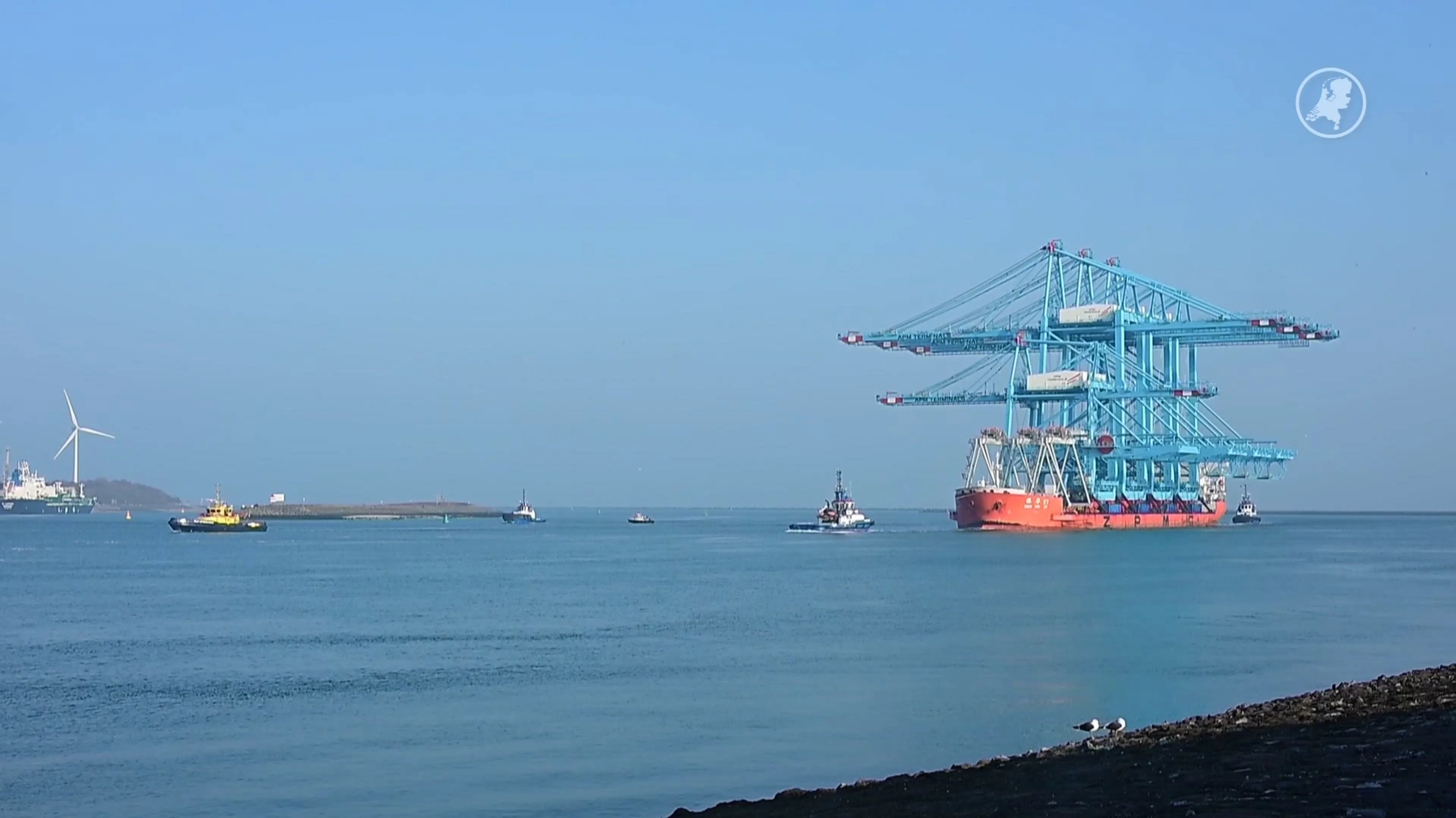 Schip met enorme kranen vaart binnen op Maasvlakte