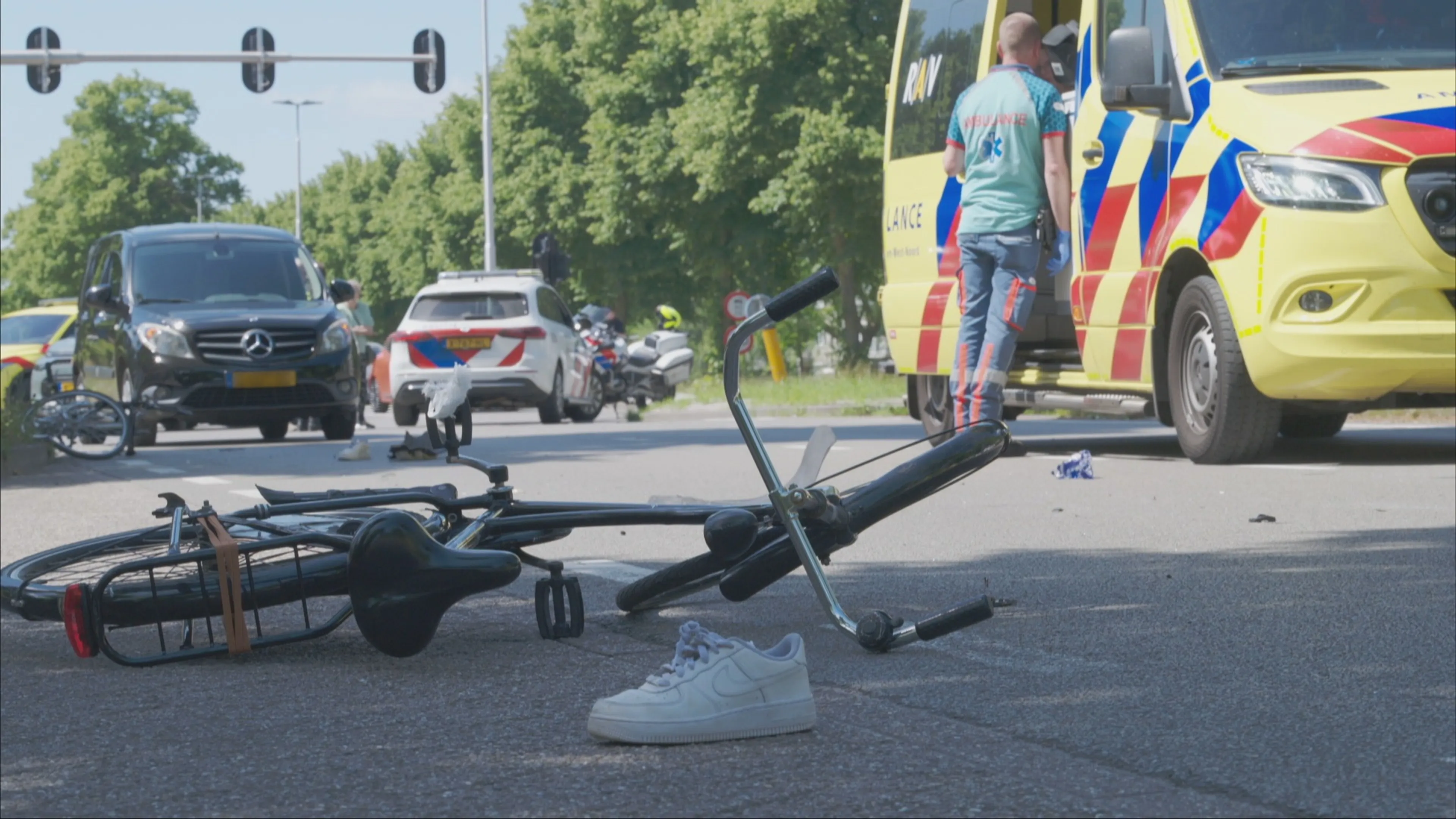 Auto rijdt door rood in Tilburg: jongen (18) en meisje (15) zwaargewond