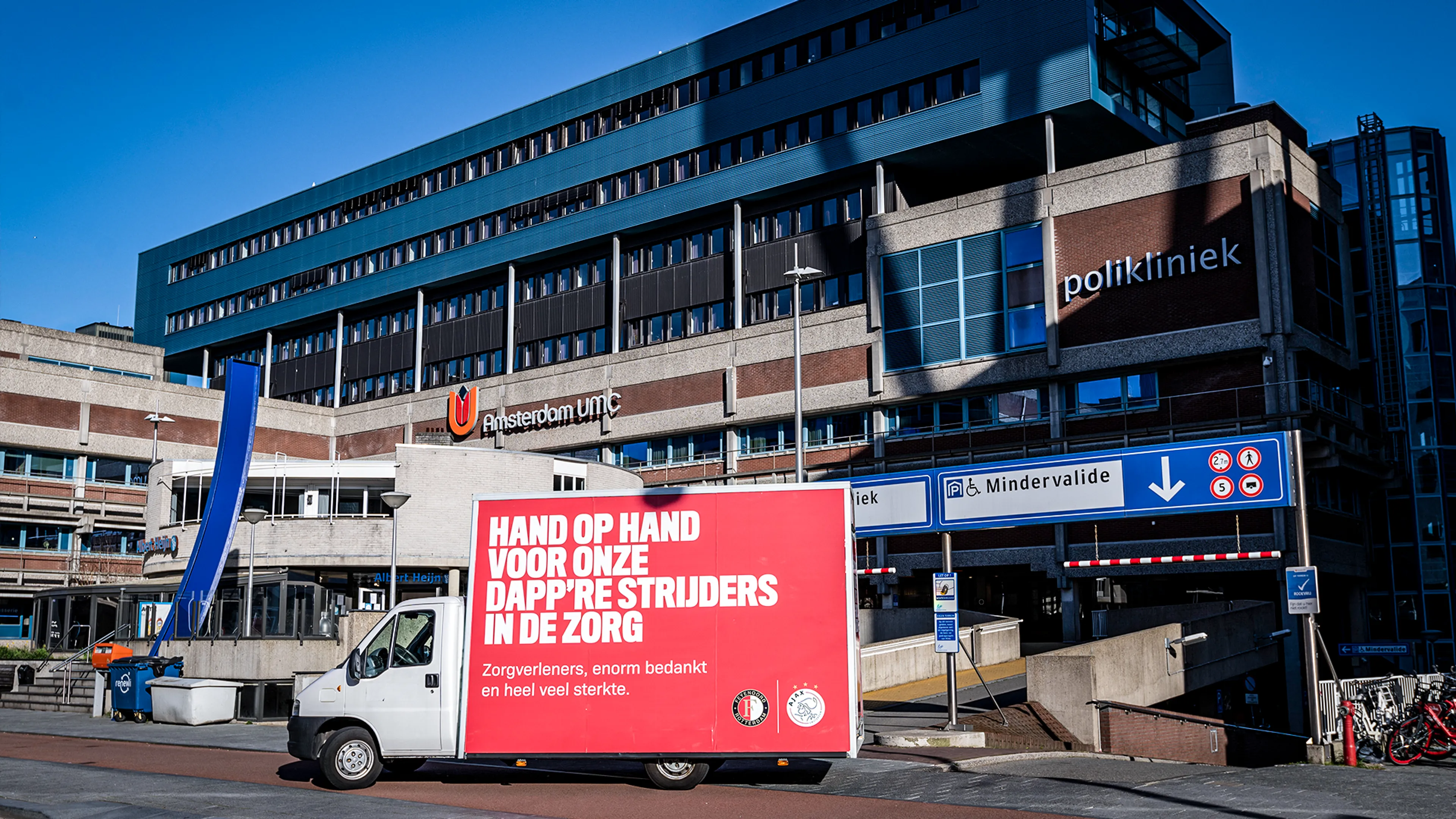 Feyenoord en Ajax slaan handen ineen en bedanken zorgpersoneel met ludieke actie