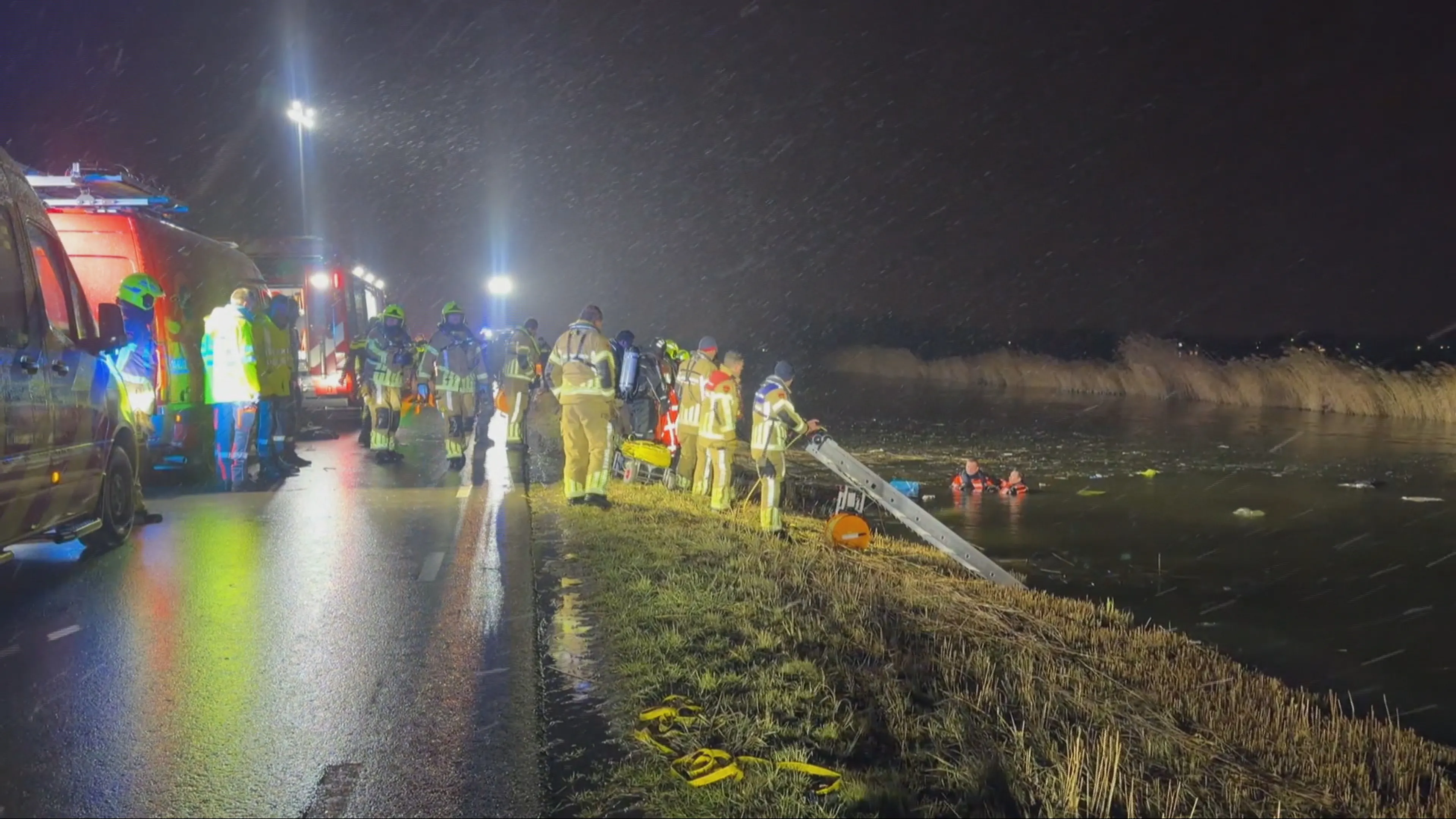 Hulp van omstanders tevergeefs: man (27) overleden na auto te water Heerhugowaard