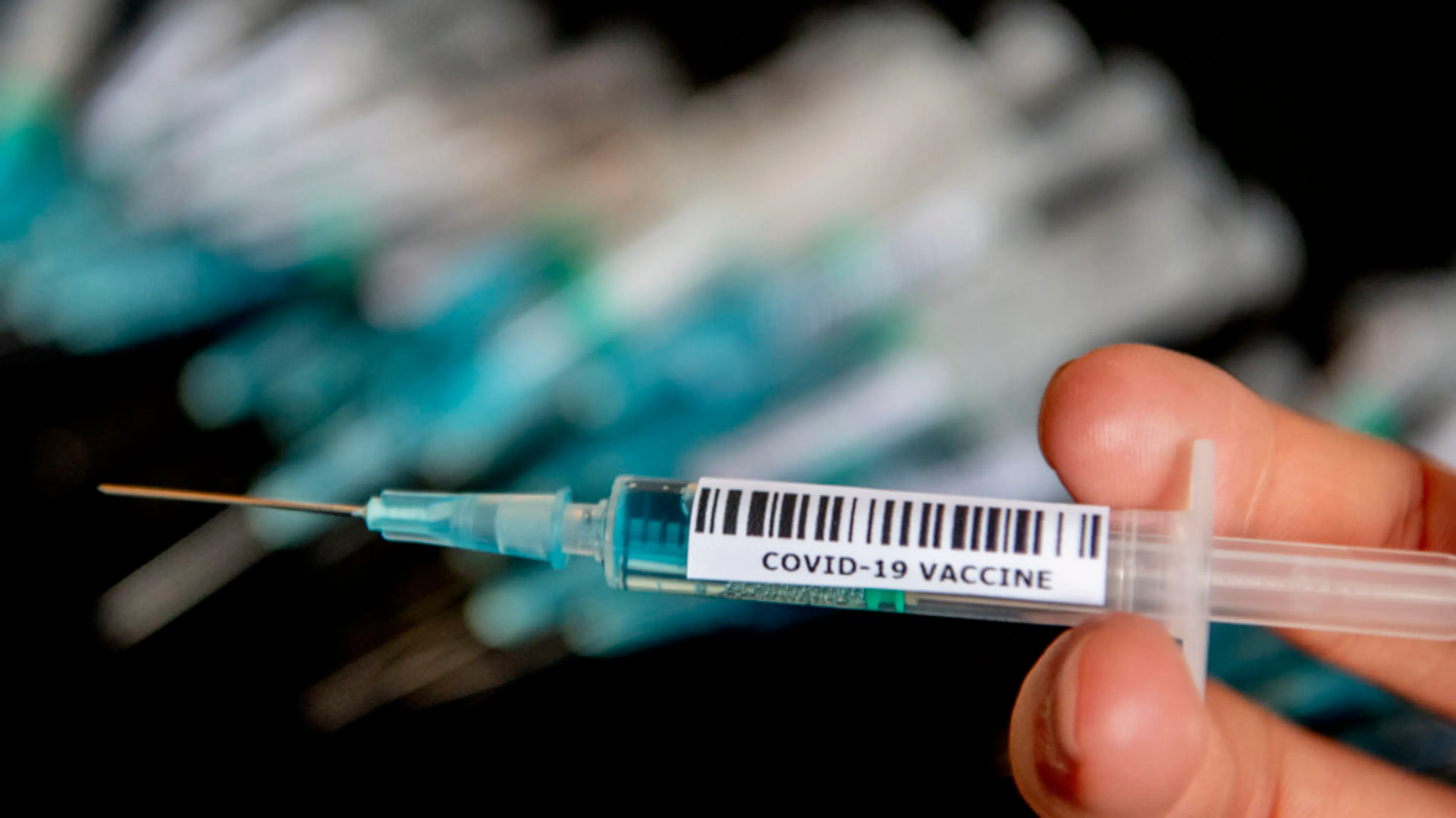 Allergische reacties na toedienen coronavaccin zorgelijk? 'Geen reden om vaccin niet te nemen'