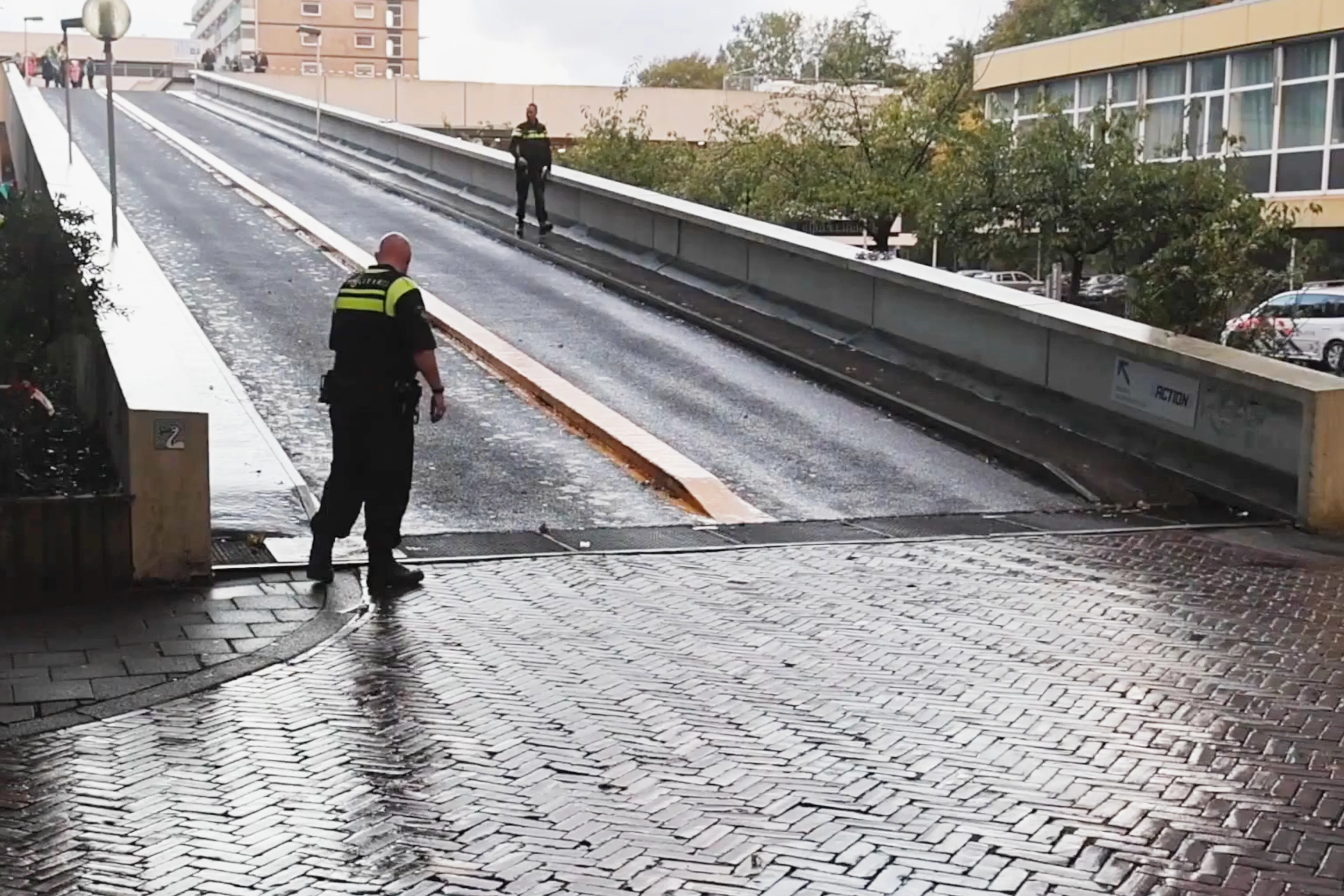 Fietser (57) die door van helling geduwde auto werd geraakt is overleden