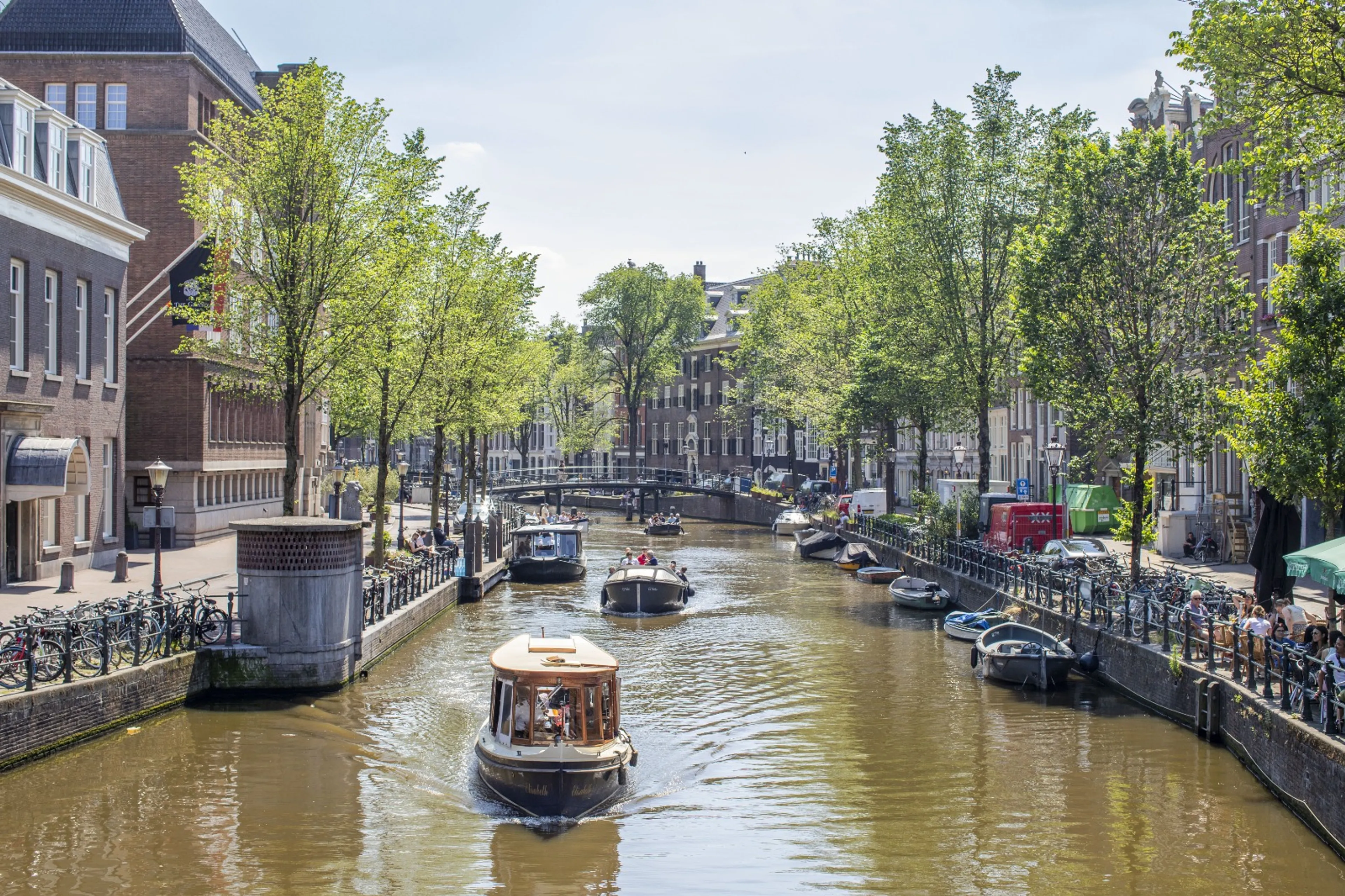 Amsterdamse jongens (13) vissen geladen revolver uit water: 'Het was heel spannend'