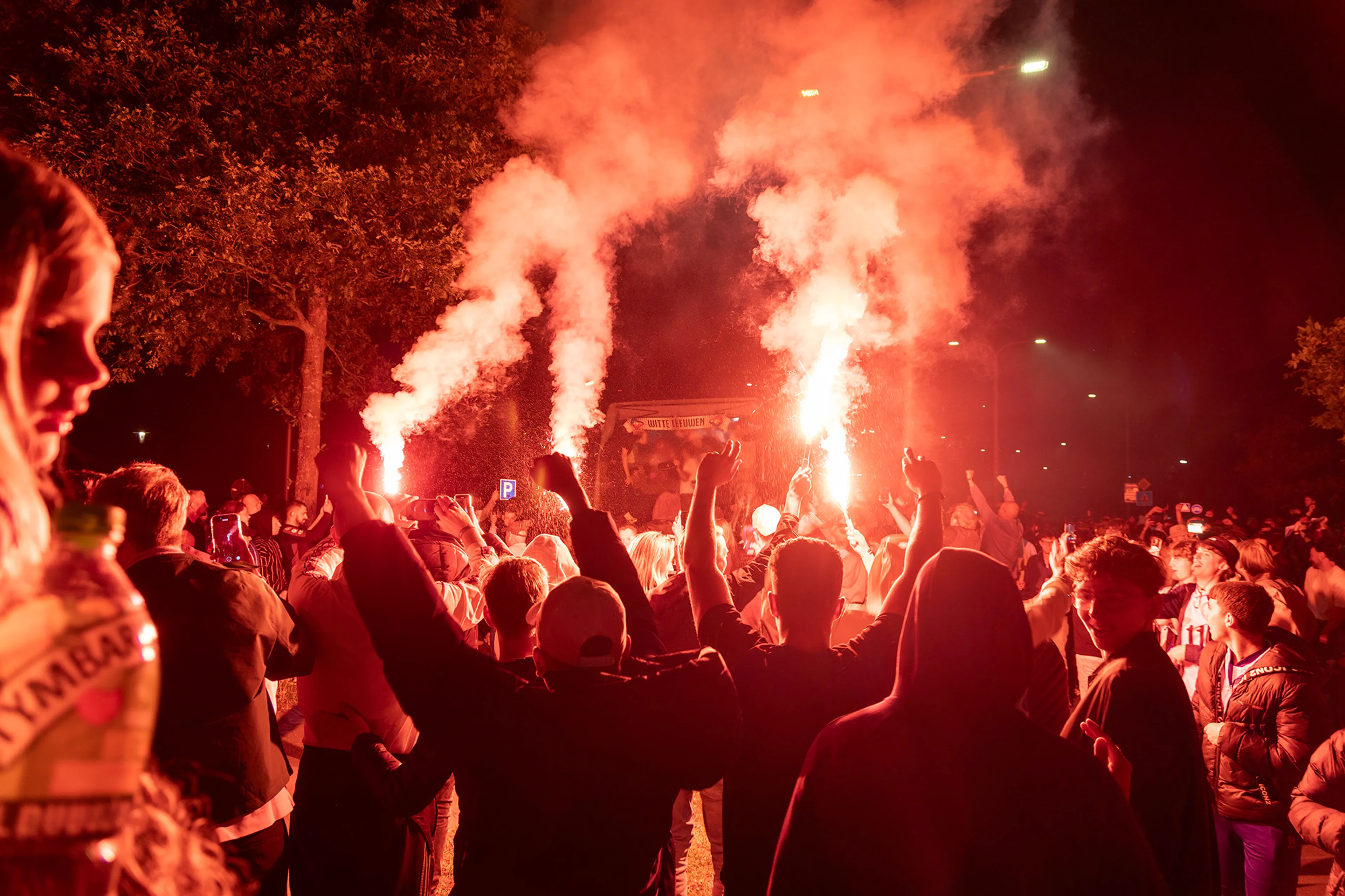 Spelersbus Telstar warm onthaald door fans na stunt: 'Op naar Eredivisie!'