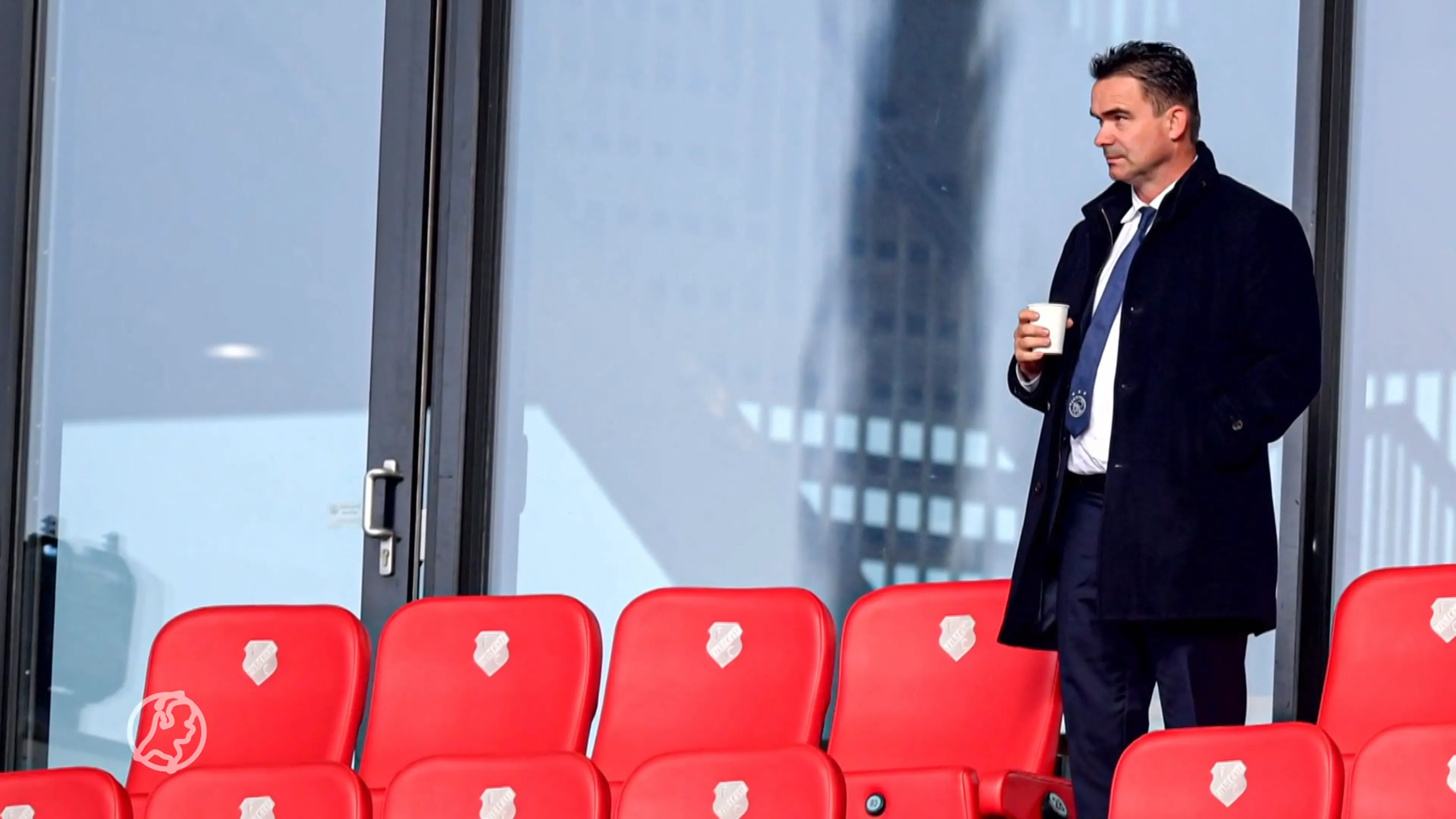 Ajax laat grensoverschrijdend gedrag Overmars tuchtrechtelijk onderzoeken
