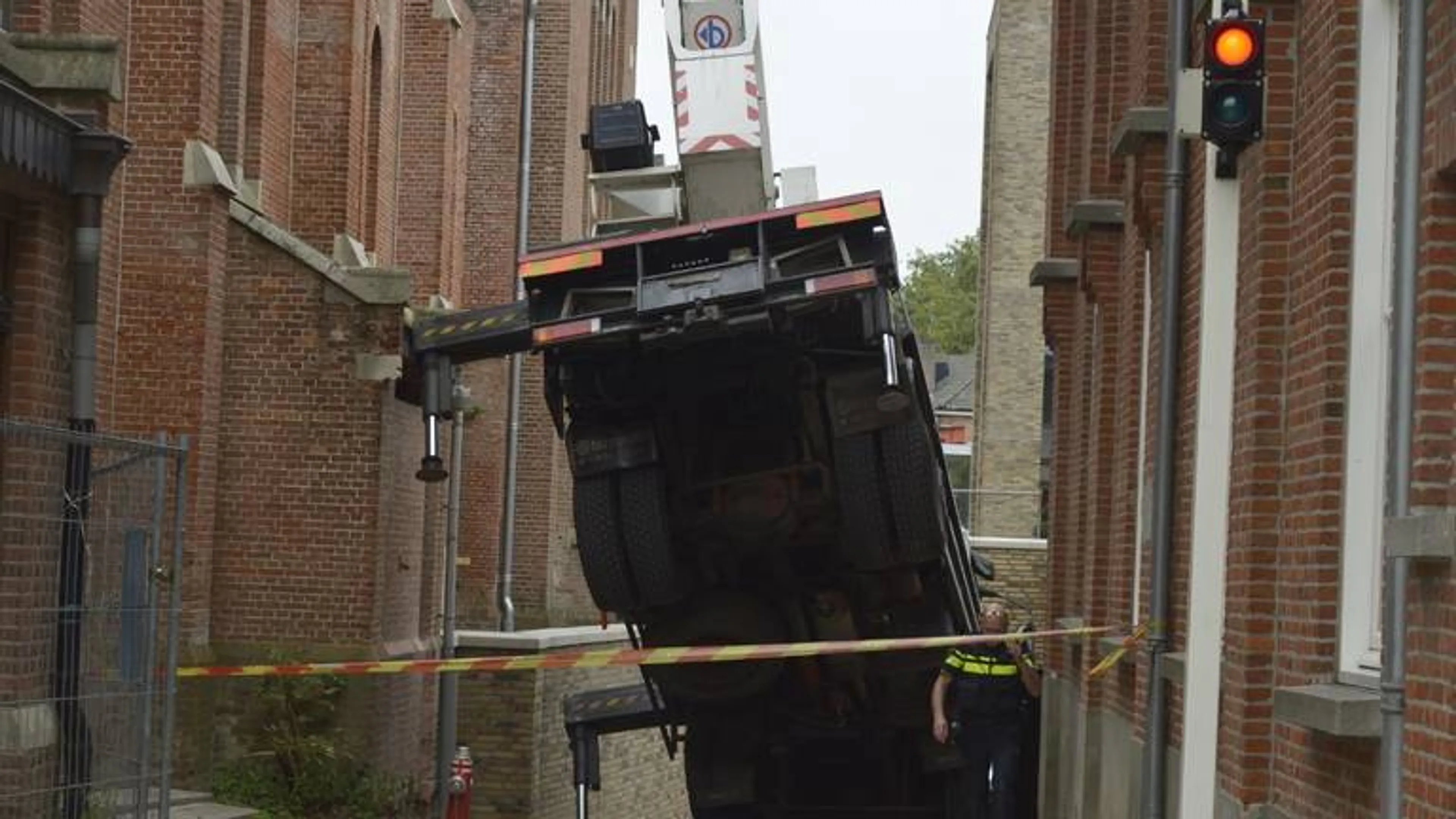 Bouwkraan valt om in Breda en man stort naar beneden
