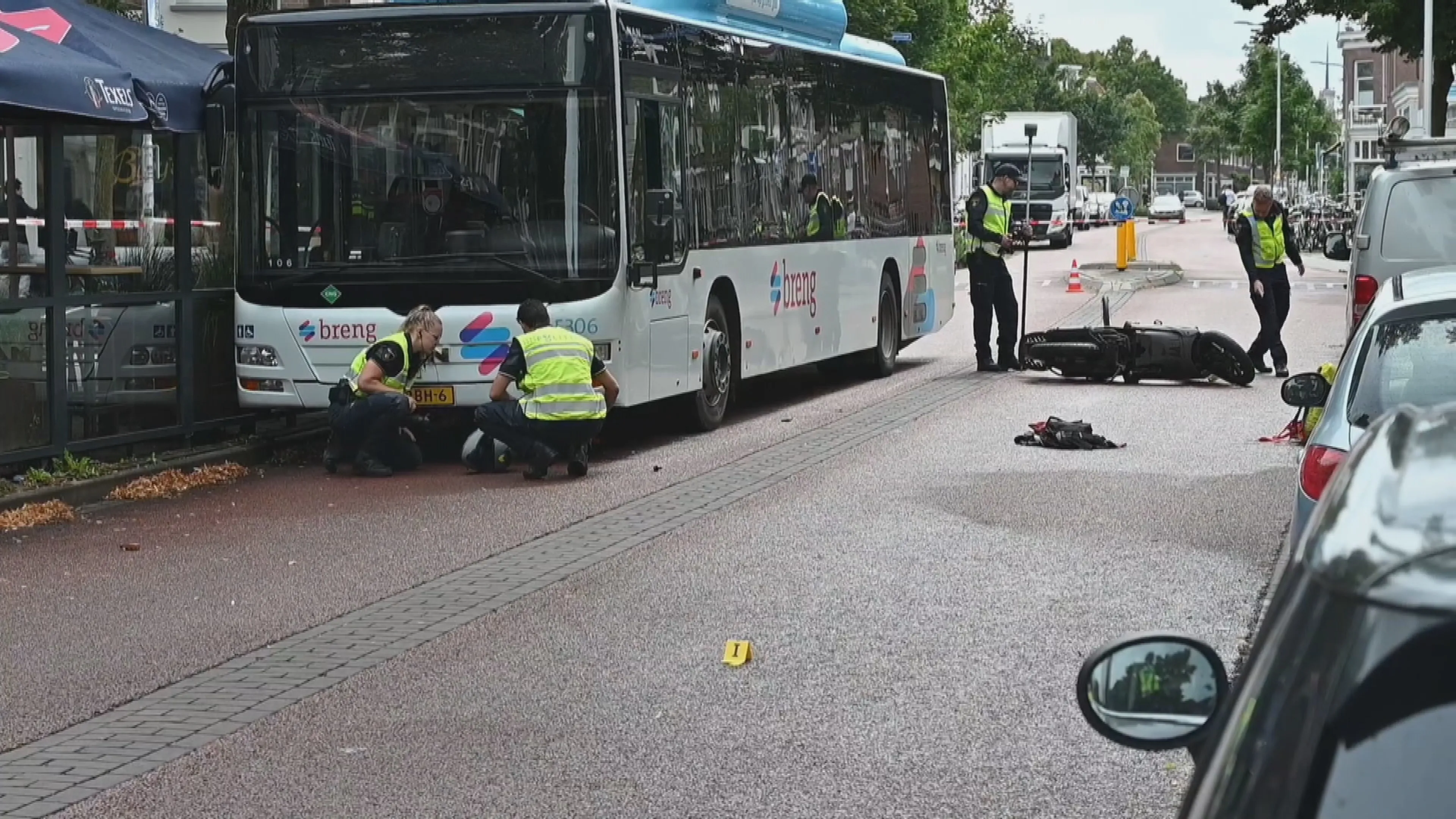 Bromfietser (64) overleden na aanrijding met fietser en daarna lijnbus