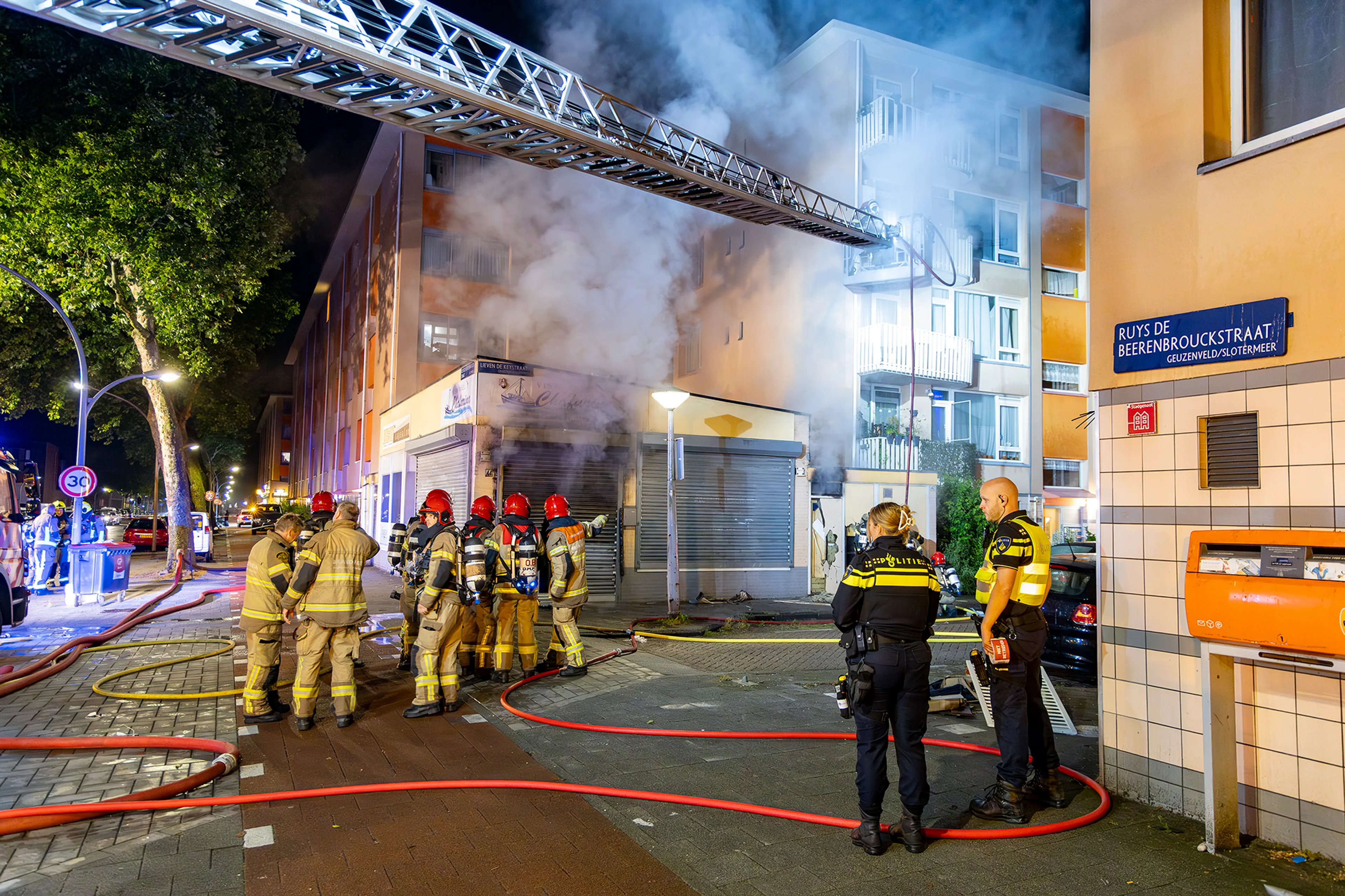Woningen ontruimd na felle brand in viswinkel in Amsterdam