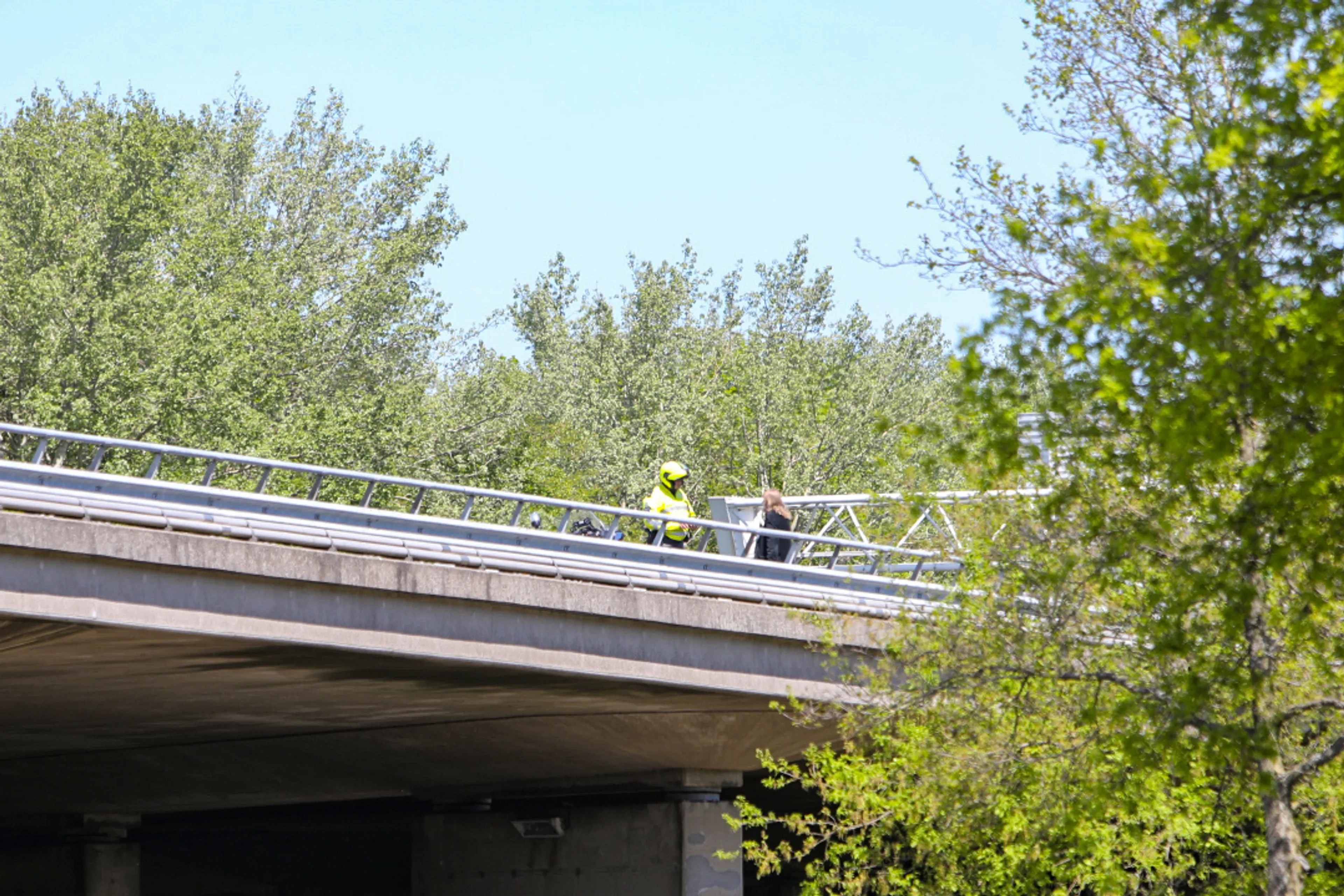 BIZAR: Man lift midden op A1 nadat hij door vriendin uit auto is gezet