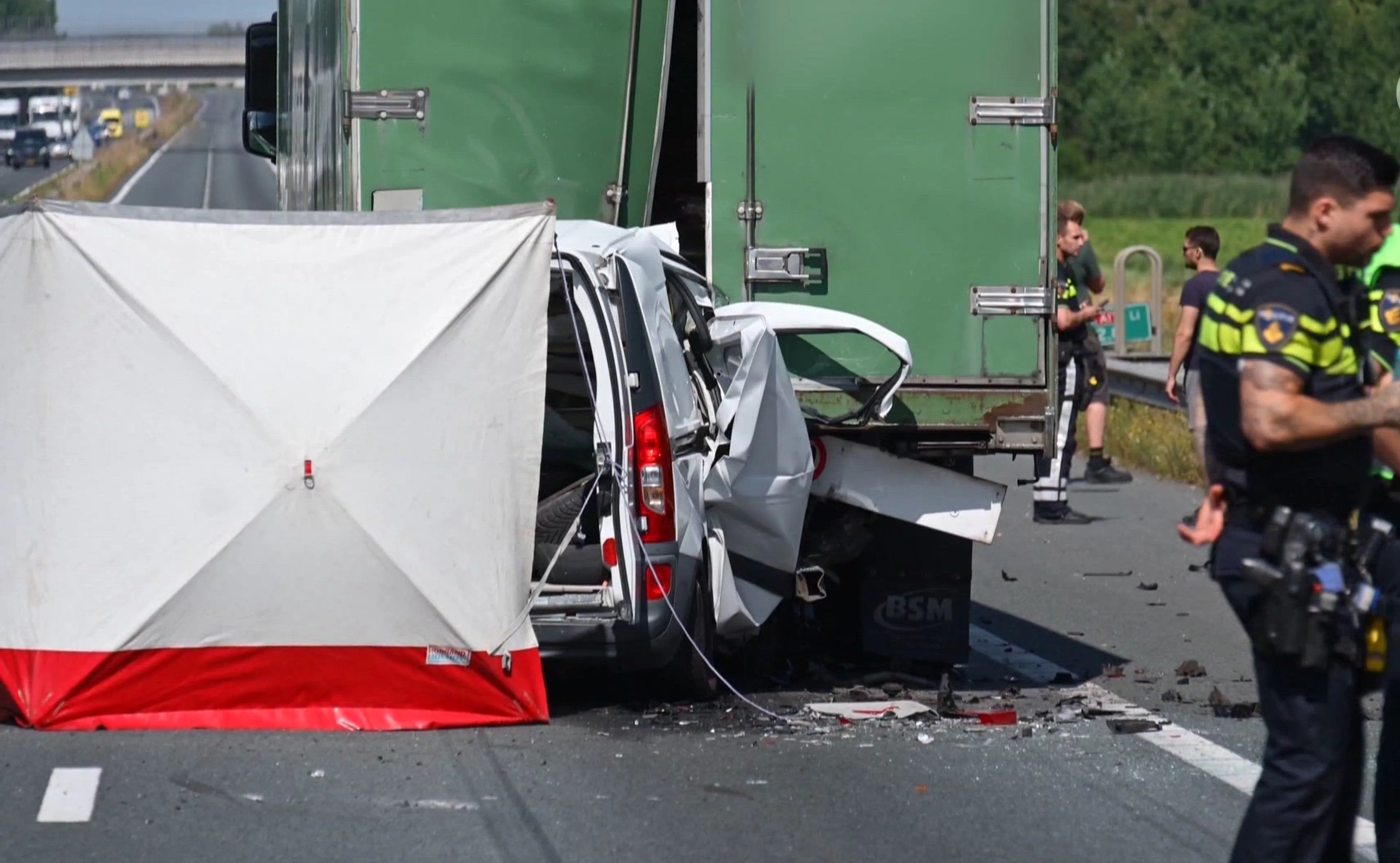 Zwaar ongeluk op A17 heeft dodelijke afloop: man (28) overleden