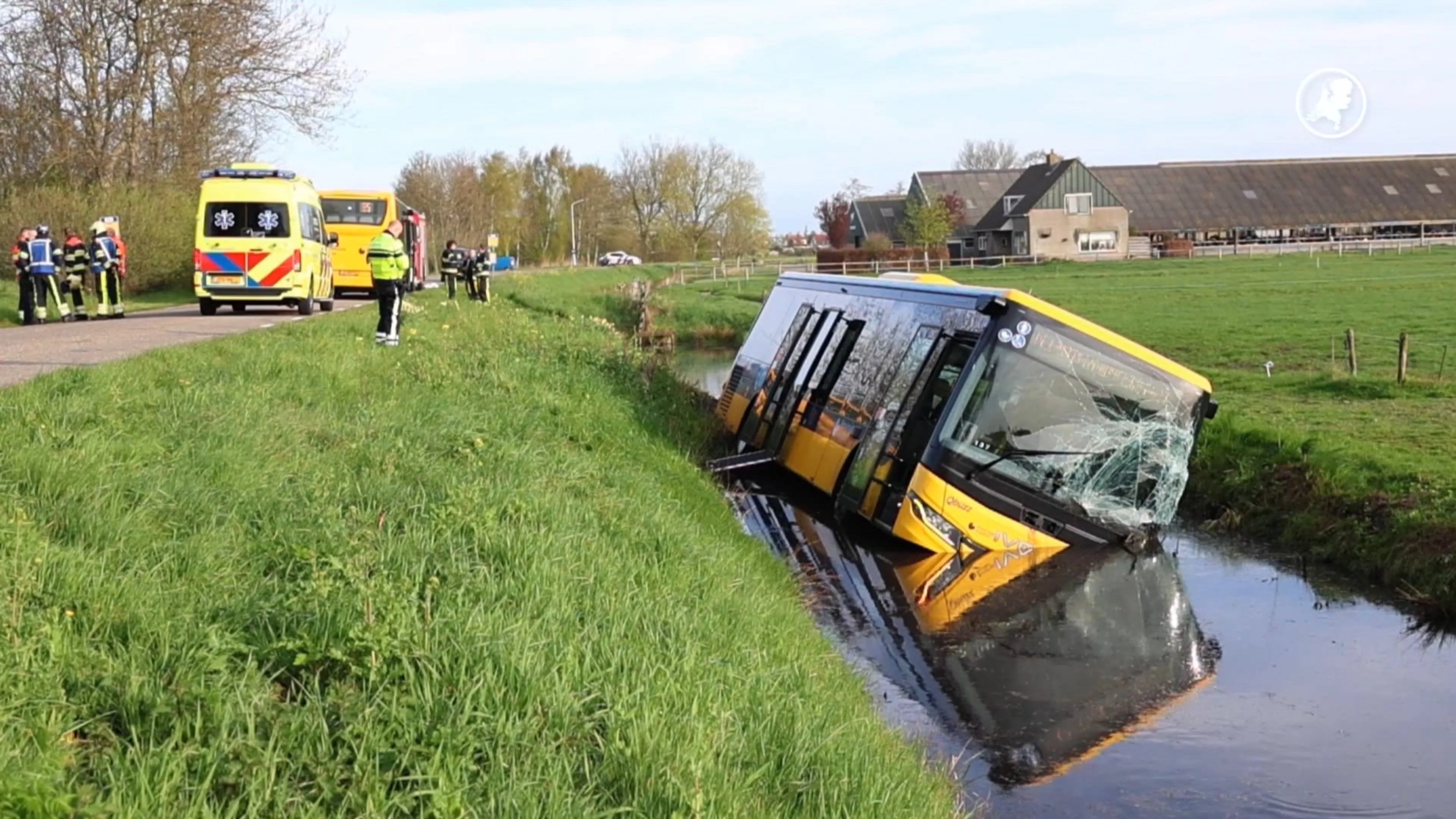 Lijnbus te water in Terherne, meerdere gewonden