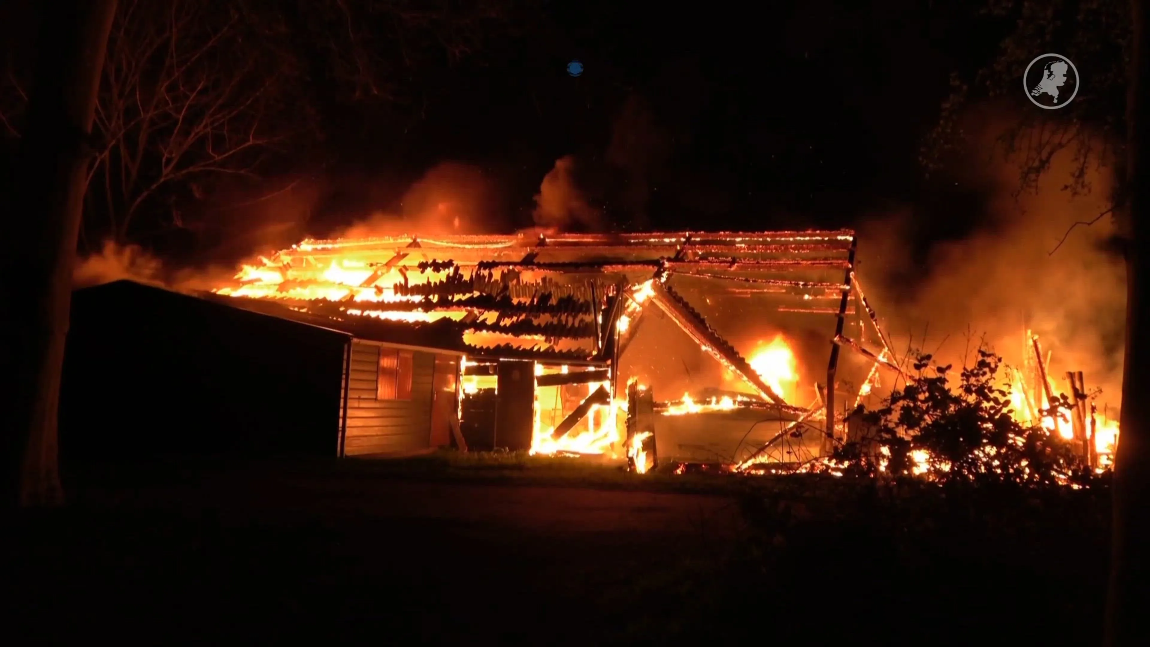Verwoestende brand legt werkschuur Oostvoorne volledig in de as