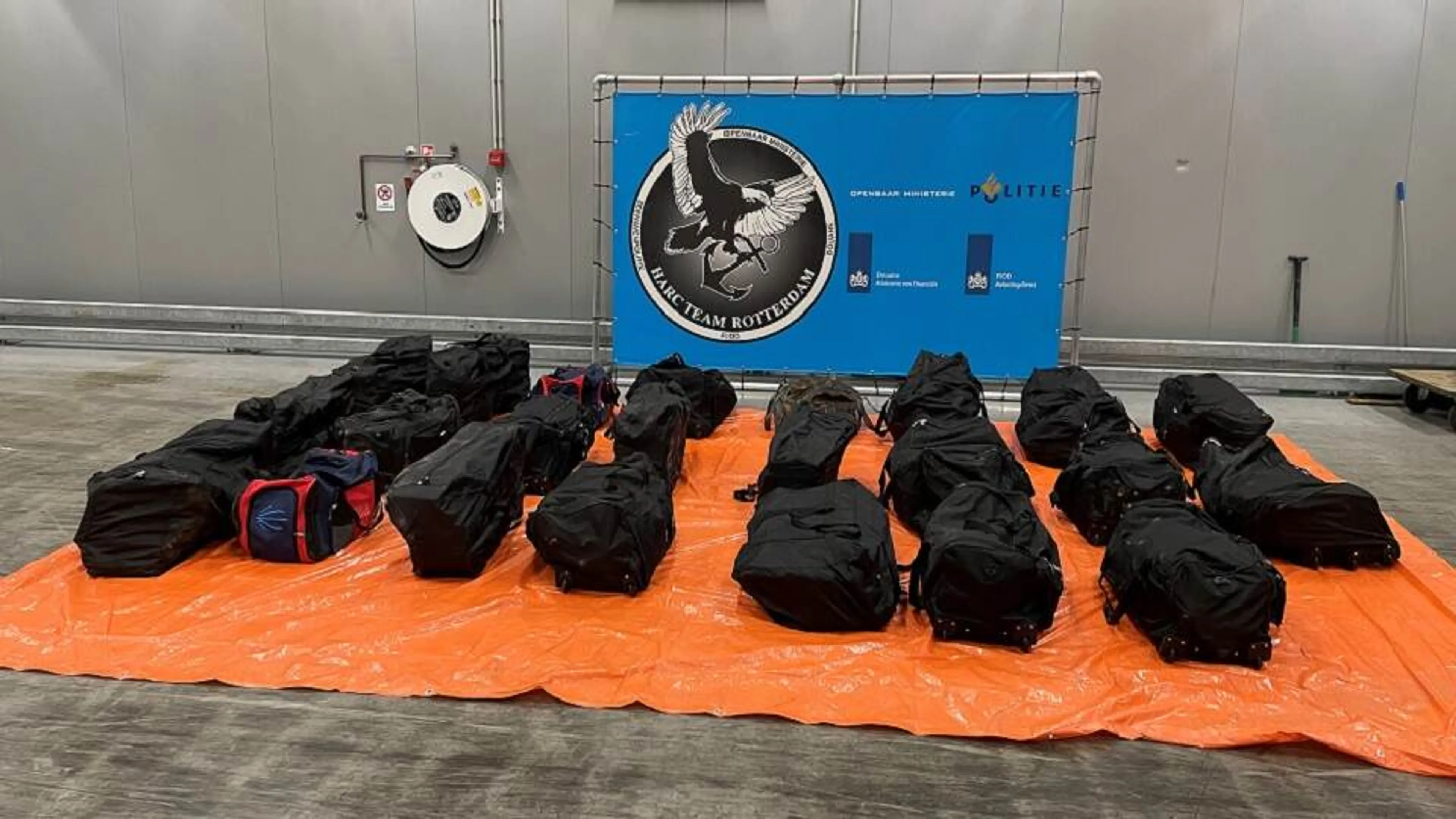 Douane ontdekt 697 kilo cocaïne tussen batterijen in Rotterdam