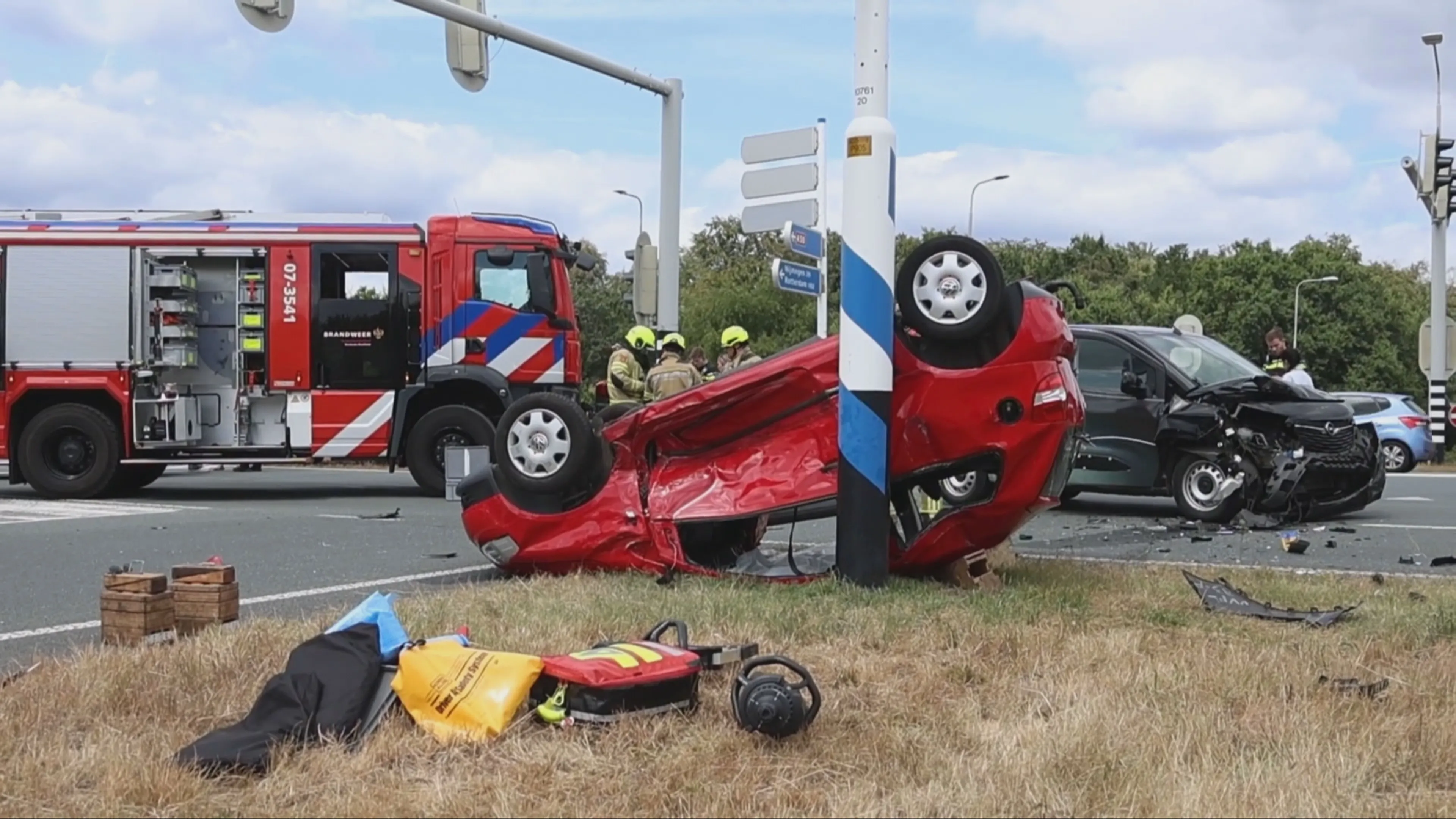 Auto belandt op zijn kop na botsing op N225 bij Renkum
