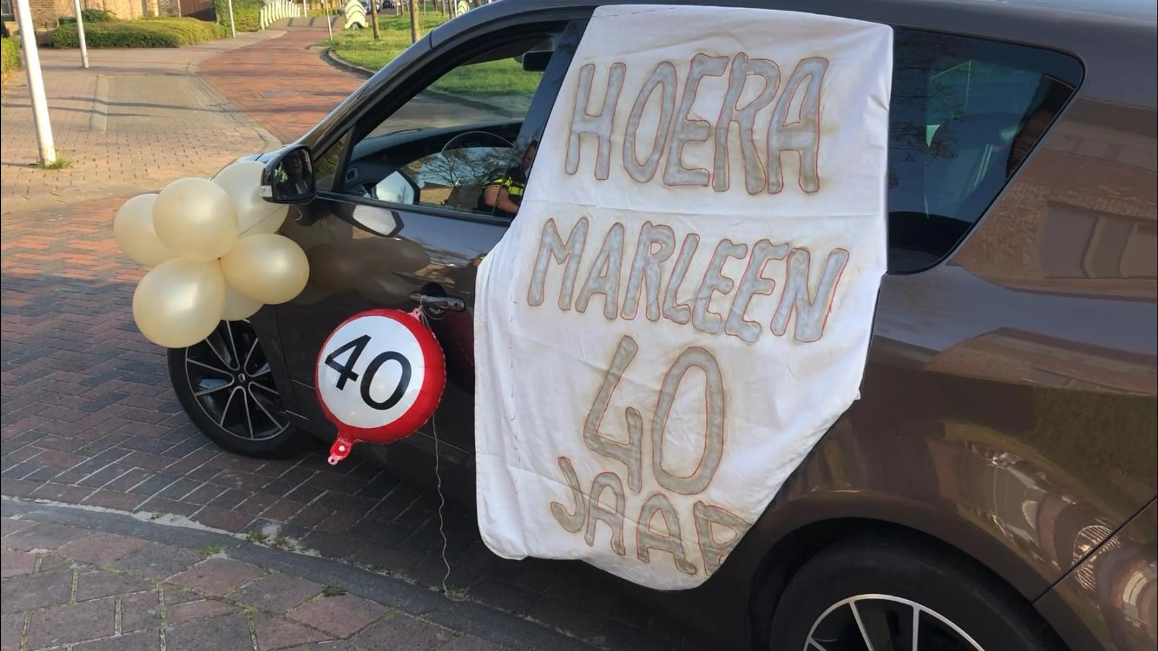 Feestje in tijden van corona: met een bonte stoet langs de jarige Marleen (40)
