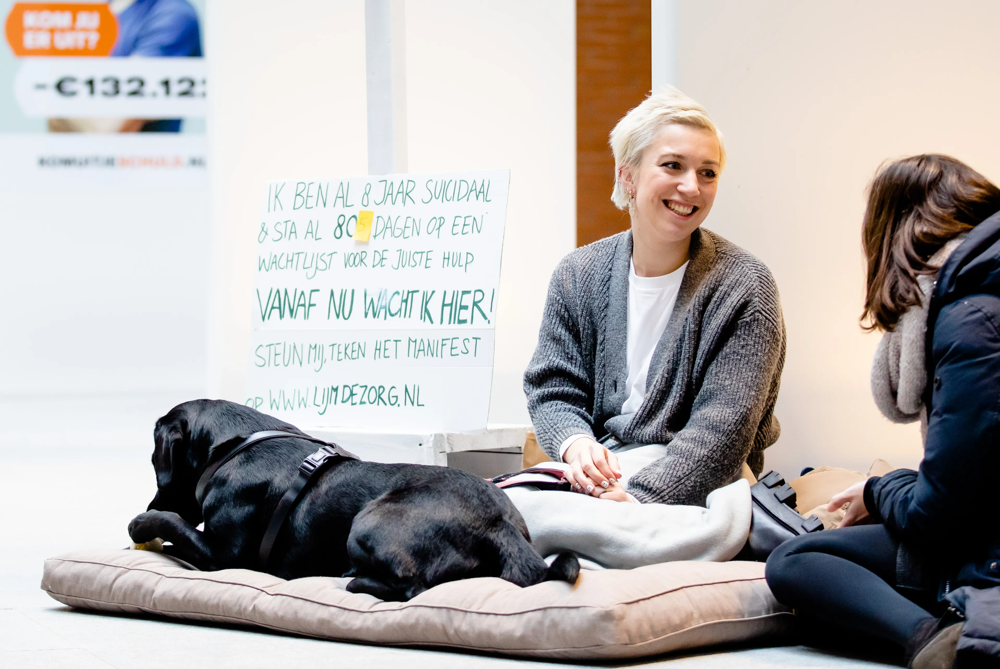 Charlotte blijft ook derde dag zitten: 'Mensen komen hier huilend hun verhaal vertellen'