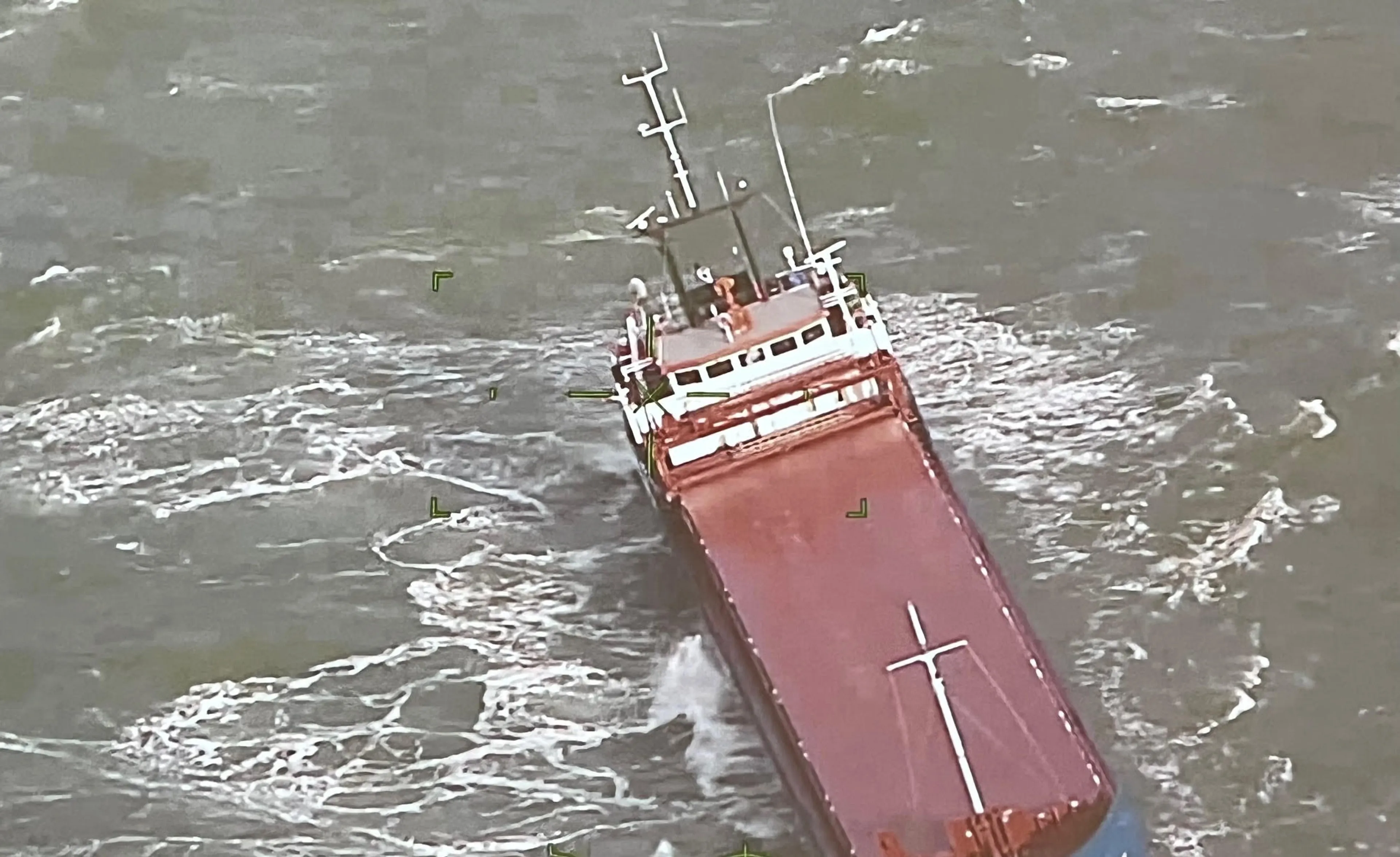 Stuurloos vrachtschip vlak voor kust op Noordzee, gewonde bij reddingspoging
