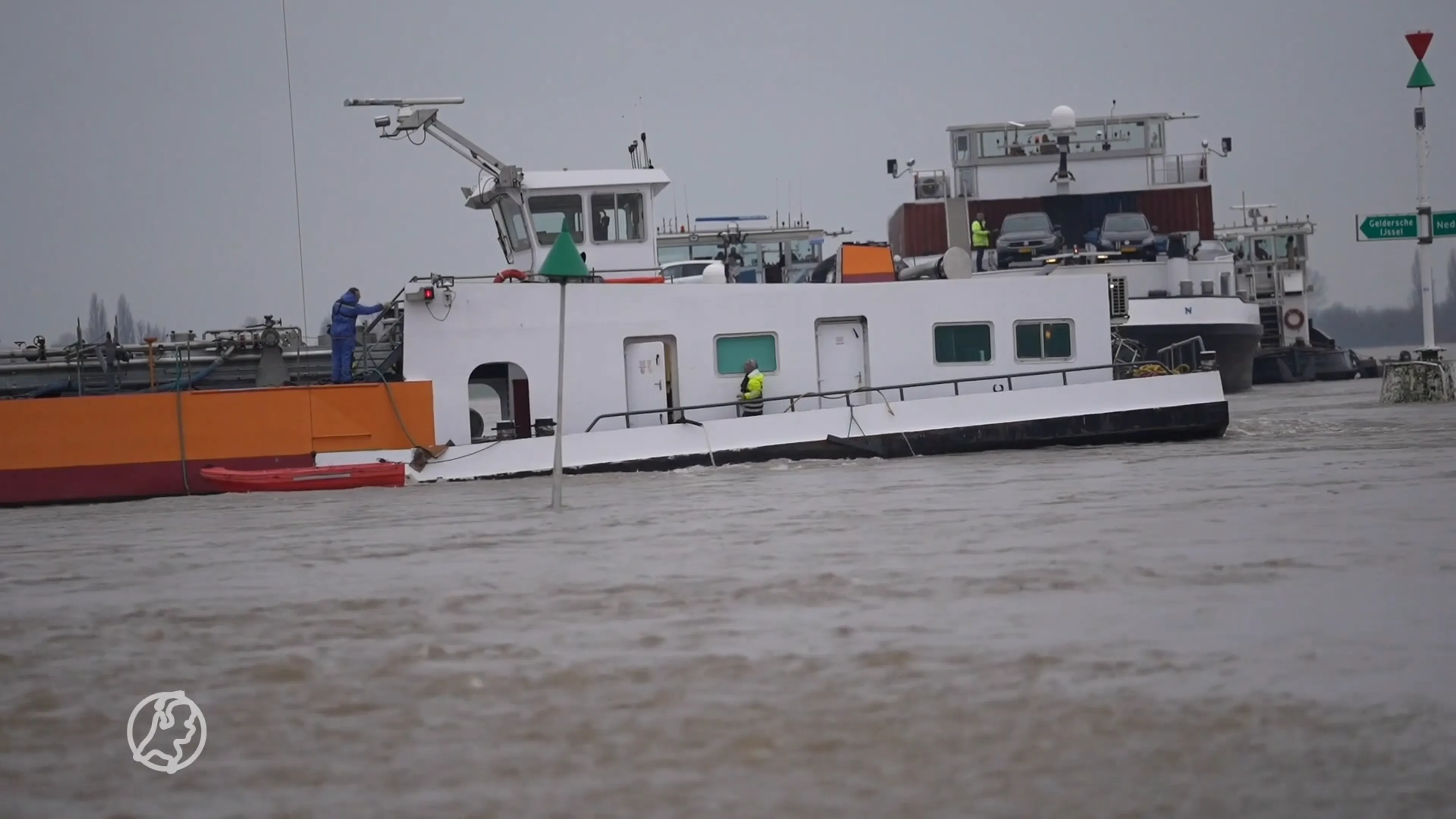 Vastliggend schip IJssel weer los, schepen kunnen weer door vaarweg
