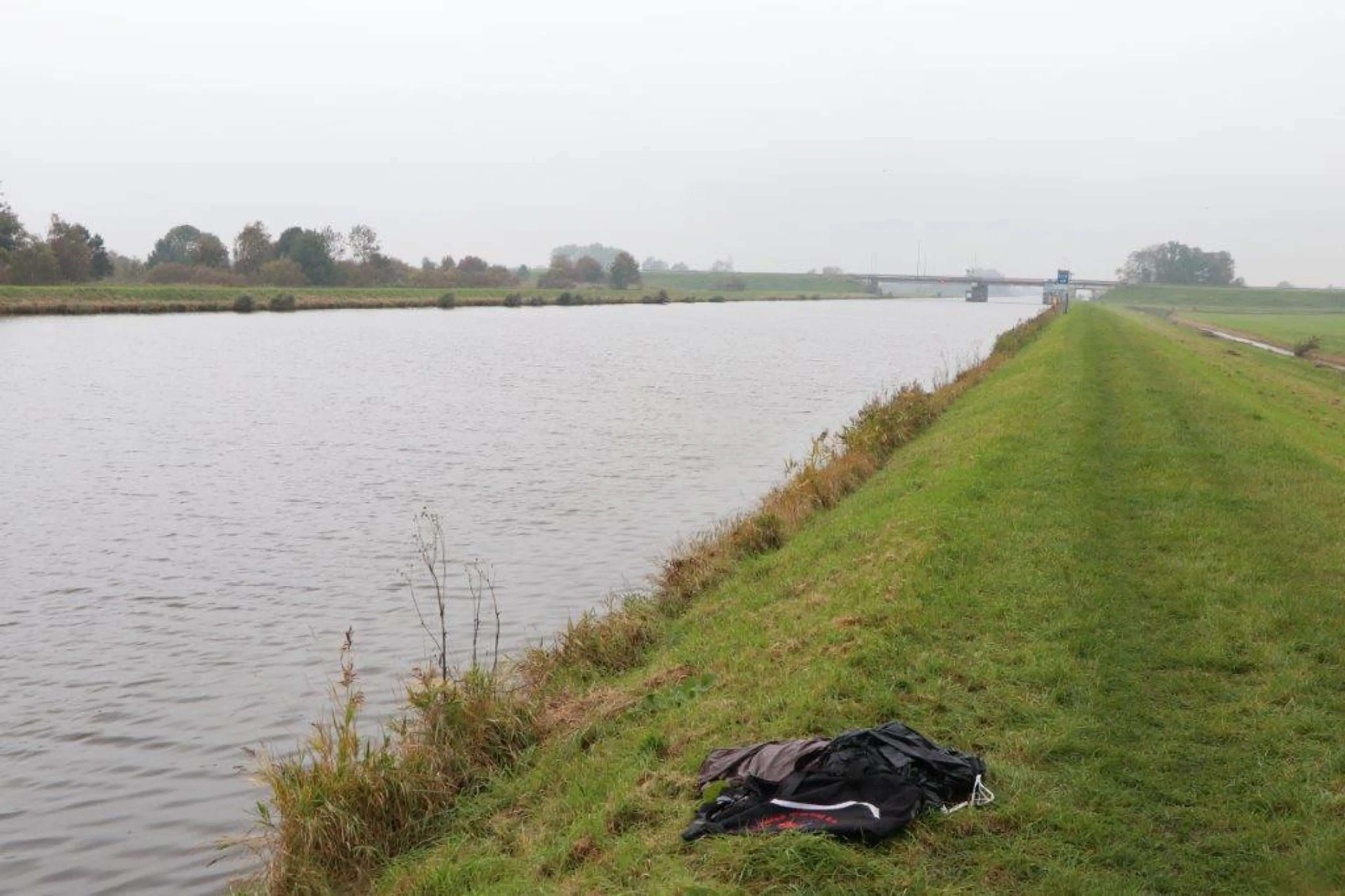 Ernstig vermagerde dode hond gevonden in sporttas in Eemskanaal
