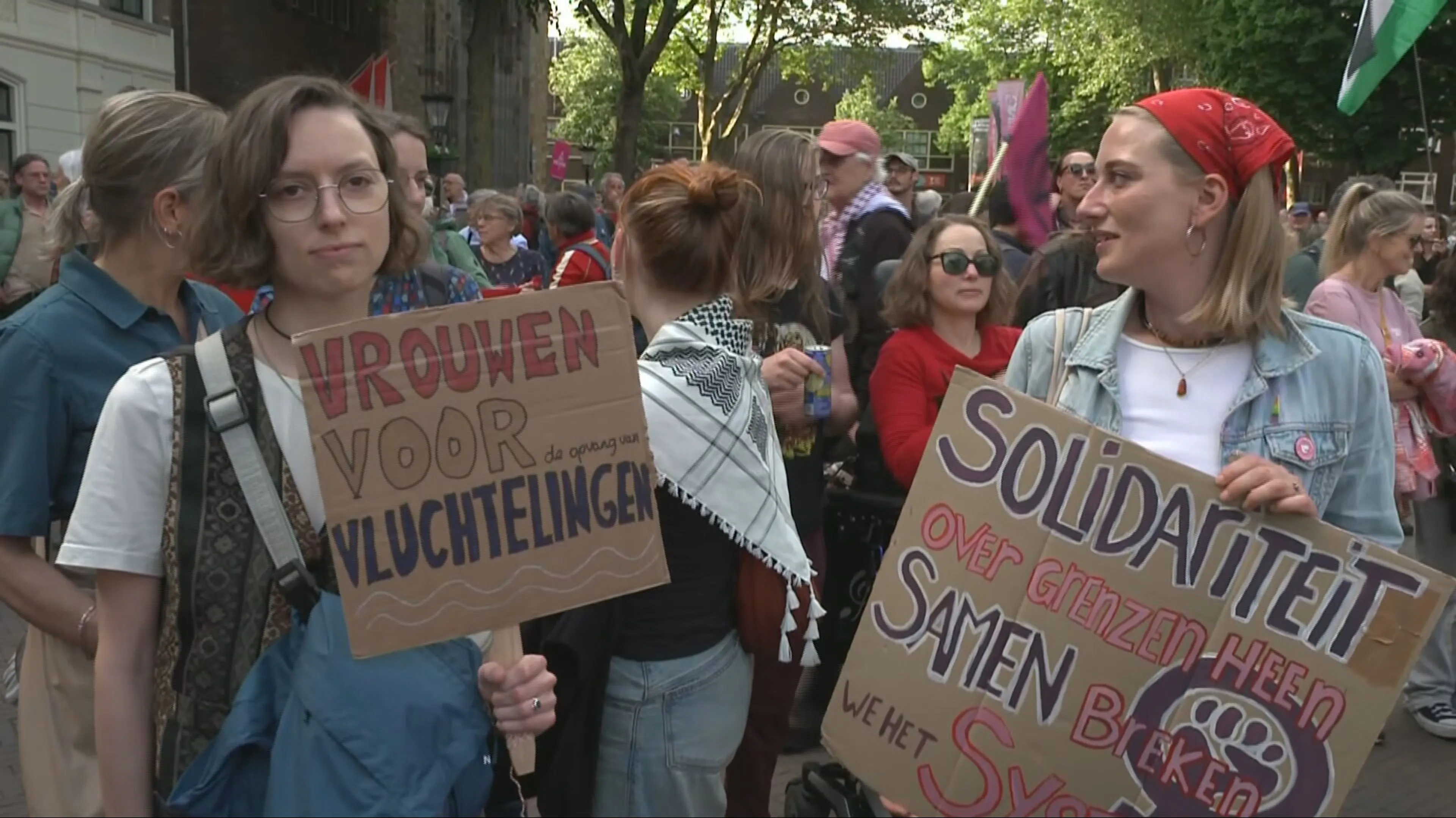 Duizenden mensen in Utrecht bij solidariteitsprotest: 'Zeg ja tegen asielzoekers'