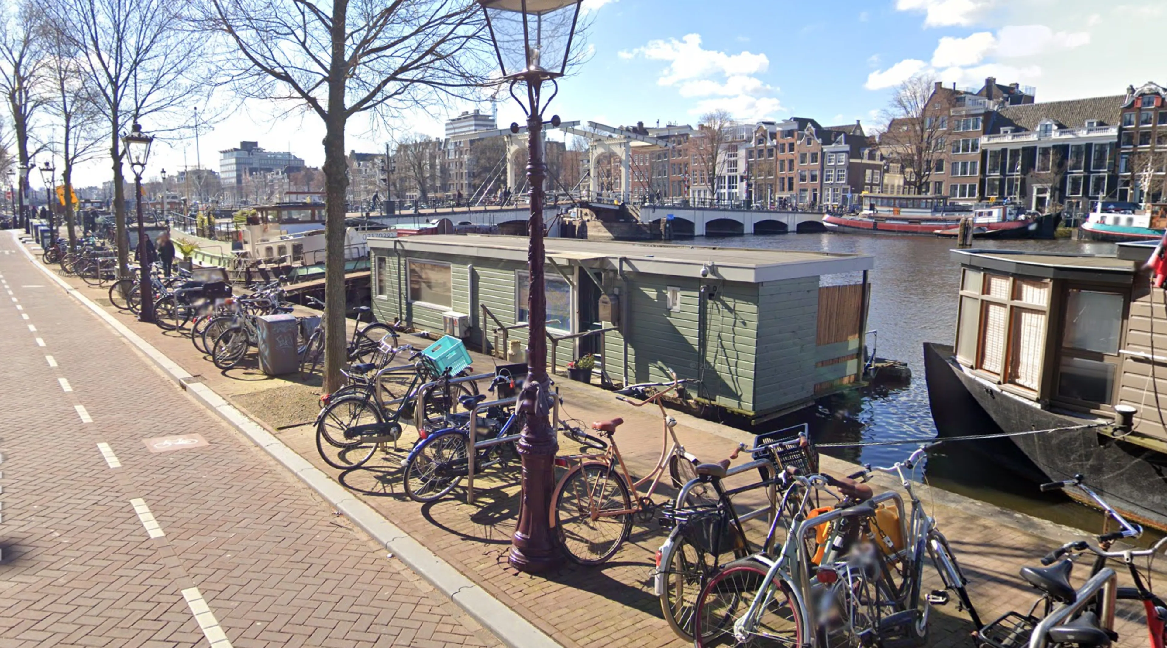Woonbootje van 36 vierkante meter met 'subliem uitzicht' te koop voor klein miljoen