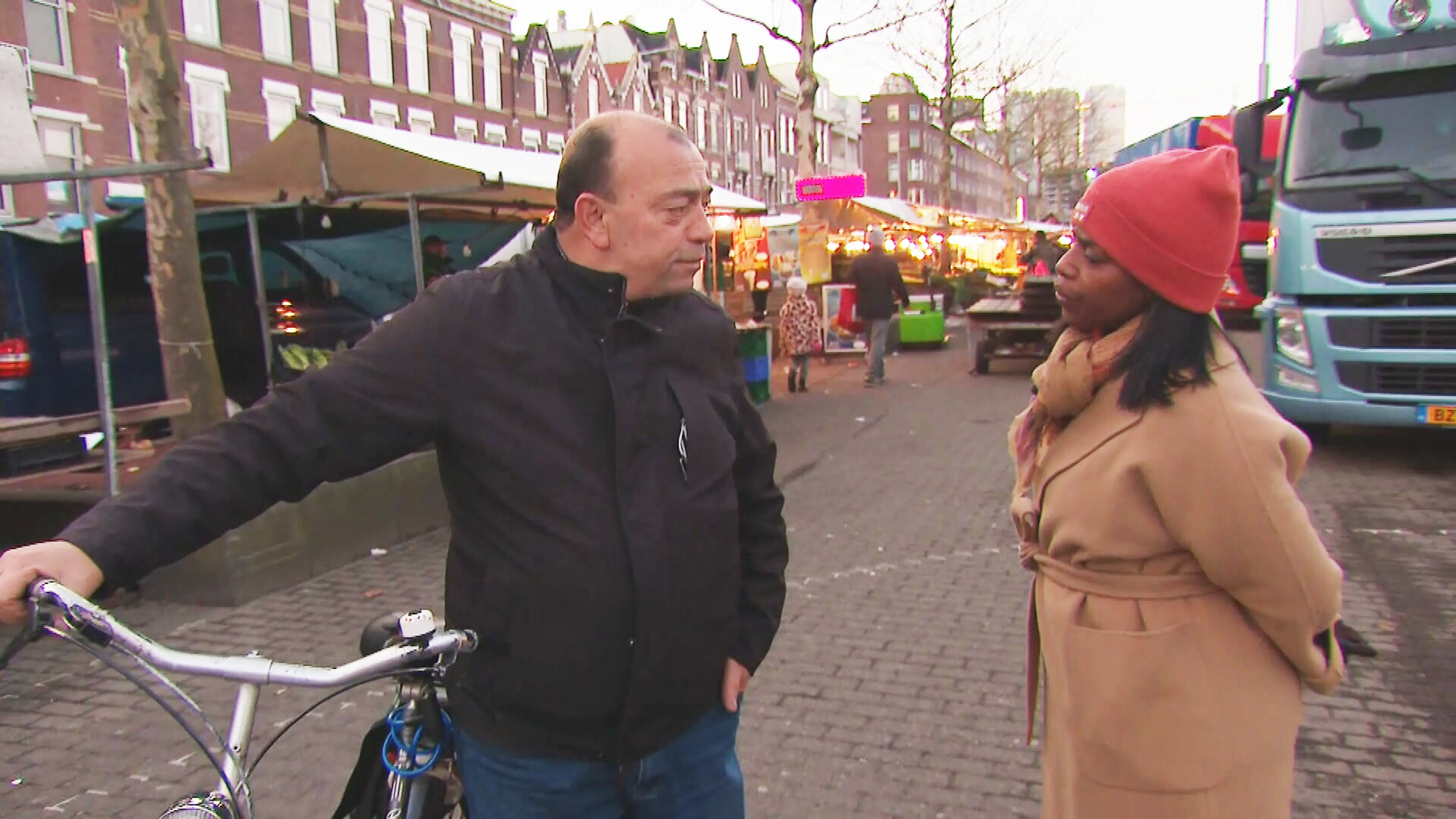 Joan probeert mensen op straat over te halen zich te laten vaccineren