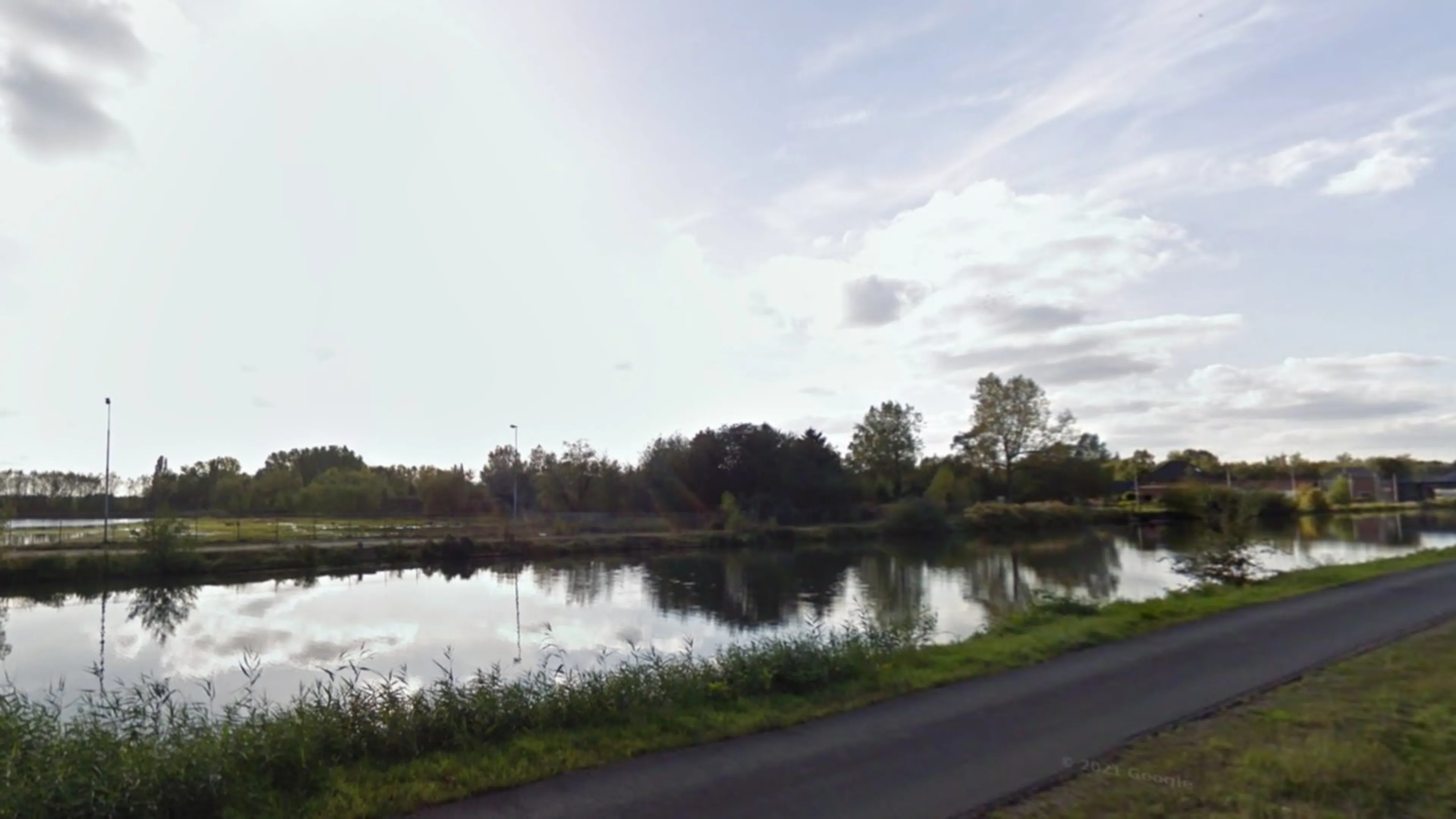 Gezin met twee jonge kinderen rijdt kanaal in en overlijdt