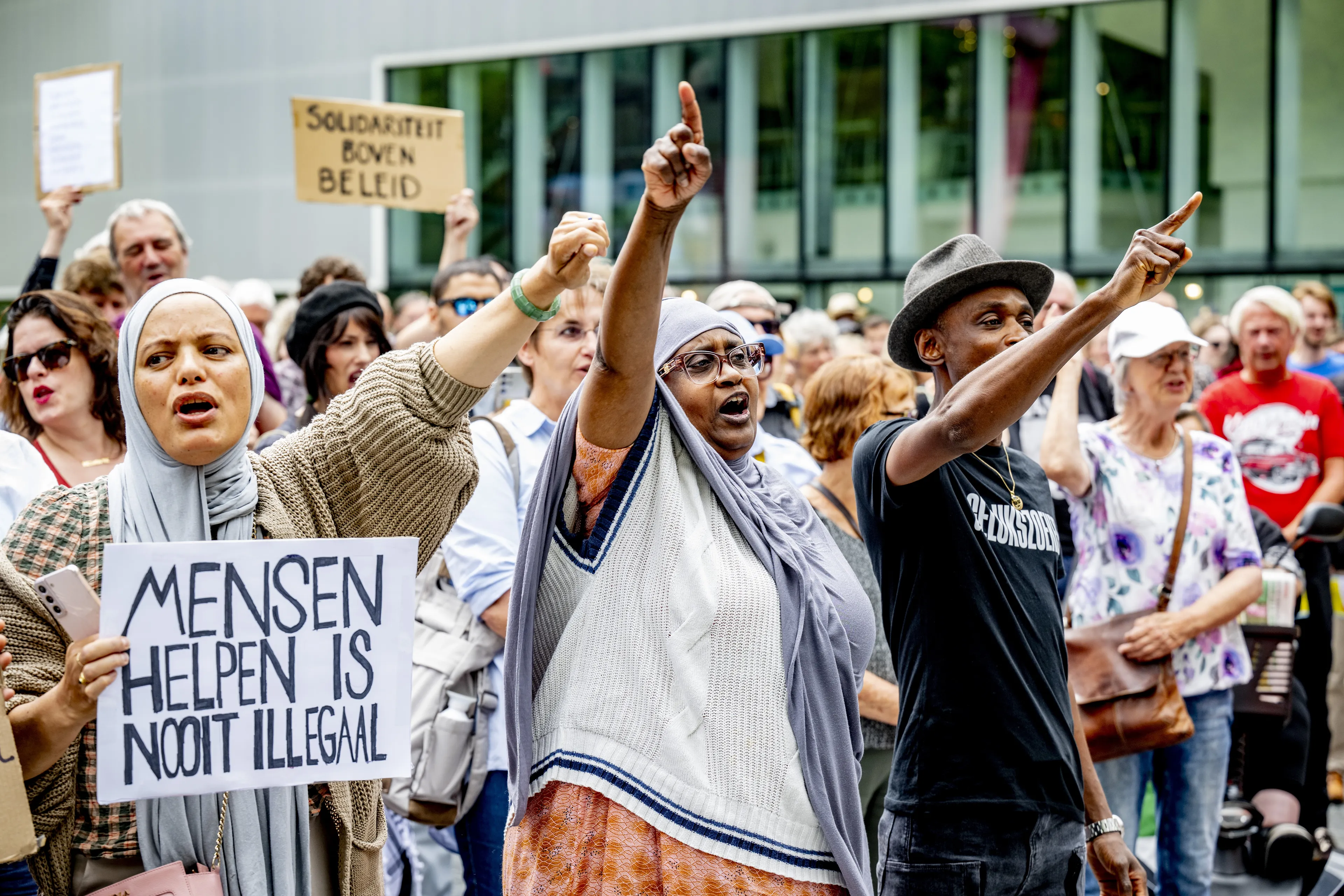 Honderden mensen lopen mars in Rotterdam tegen asielwetten: 'Zijn geen criminelen'