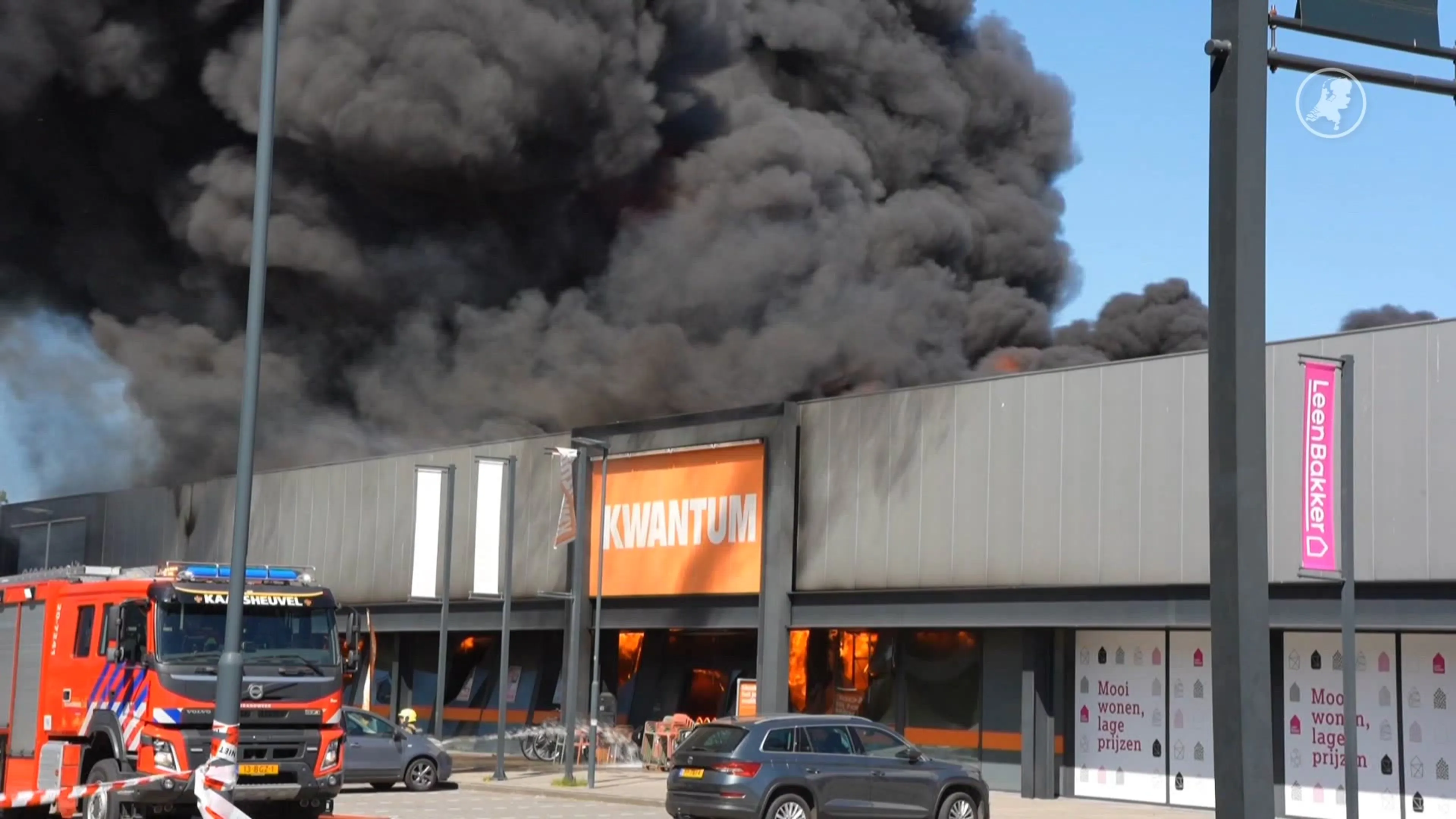 Zeer grote brand bij bouwmarkt, rookpluimen boven Waalwijk