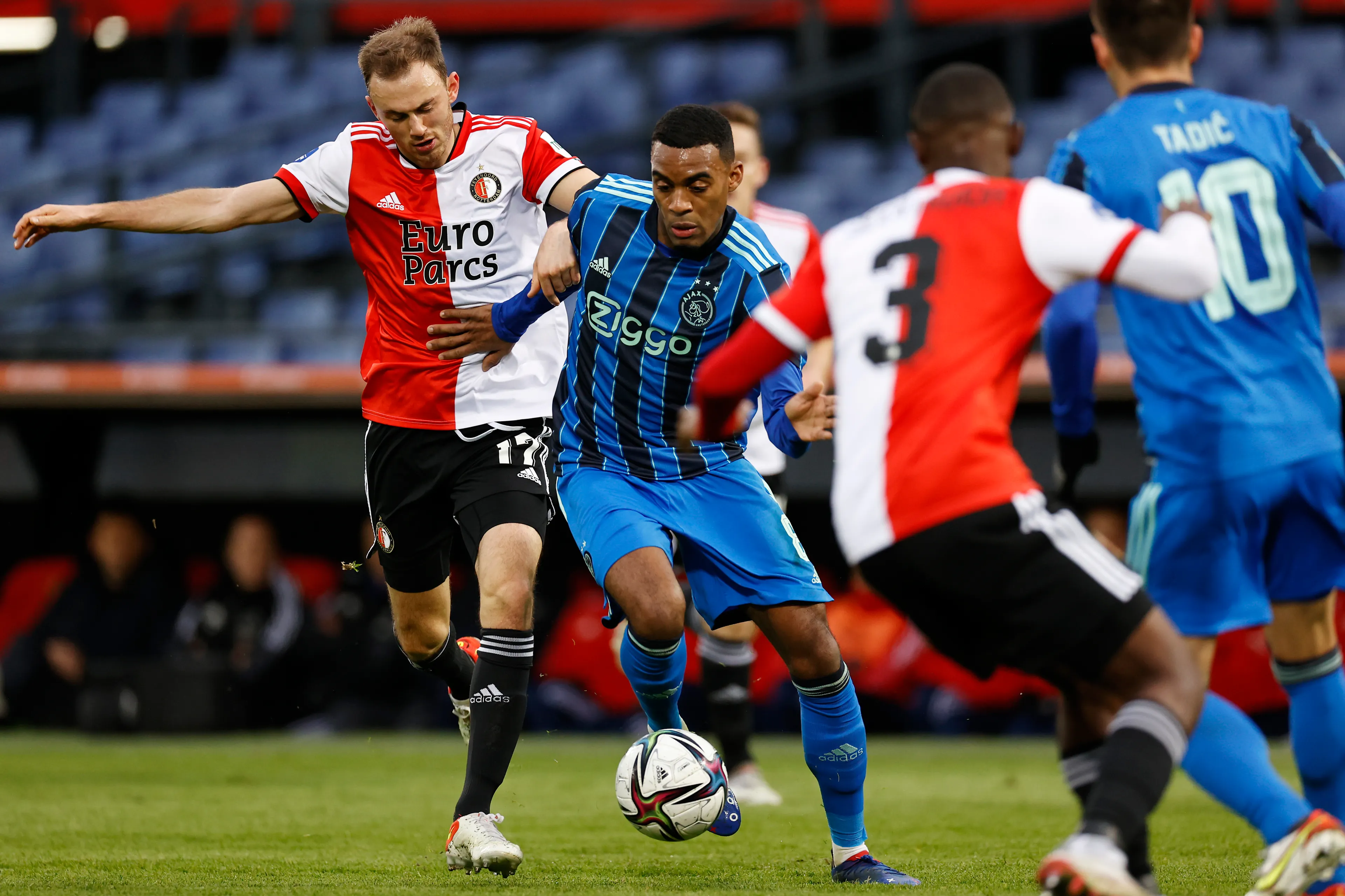 Ajax verslaat Feyenoord in veelbesproken Klassieker