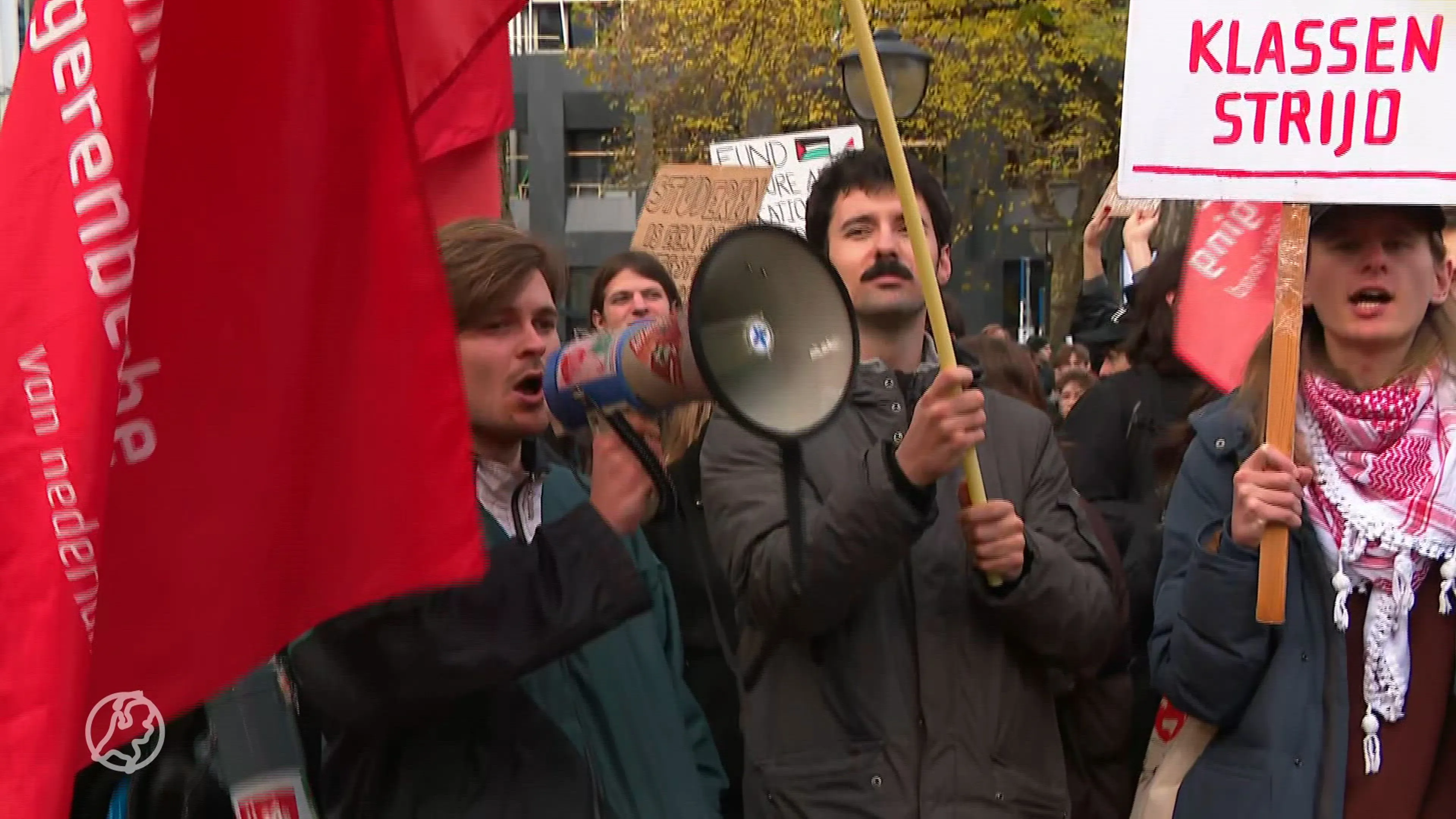 Ondanks afgelasting advies: honderden demonstreren tegen onderwijsbezuinigingen in Utrecht