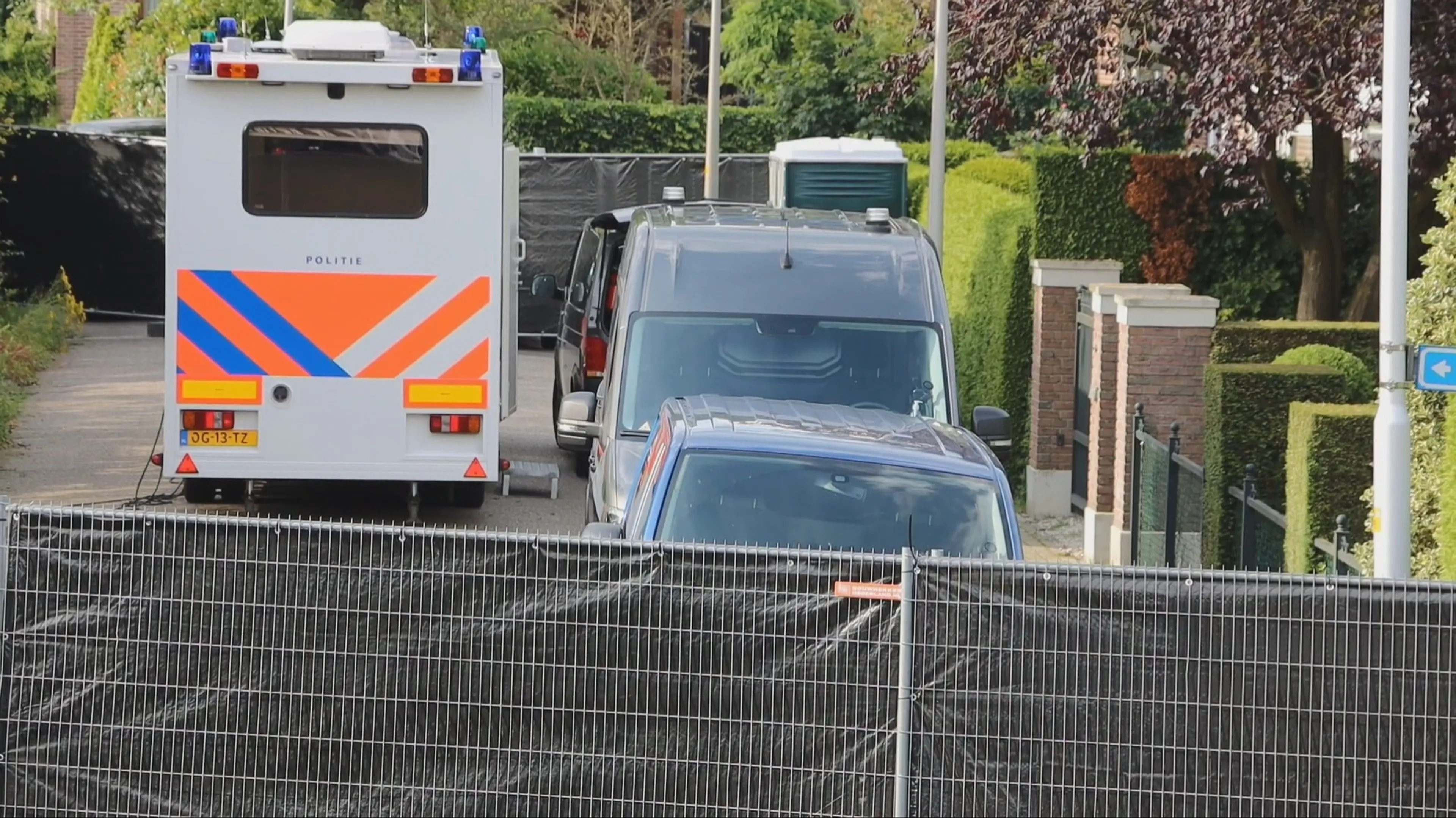 Groot onderzoek in woning in Delden, zwarte schermen rondom huis