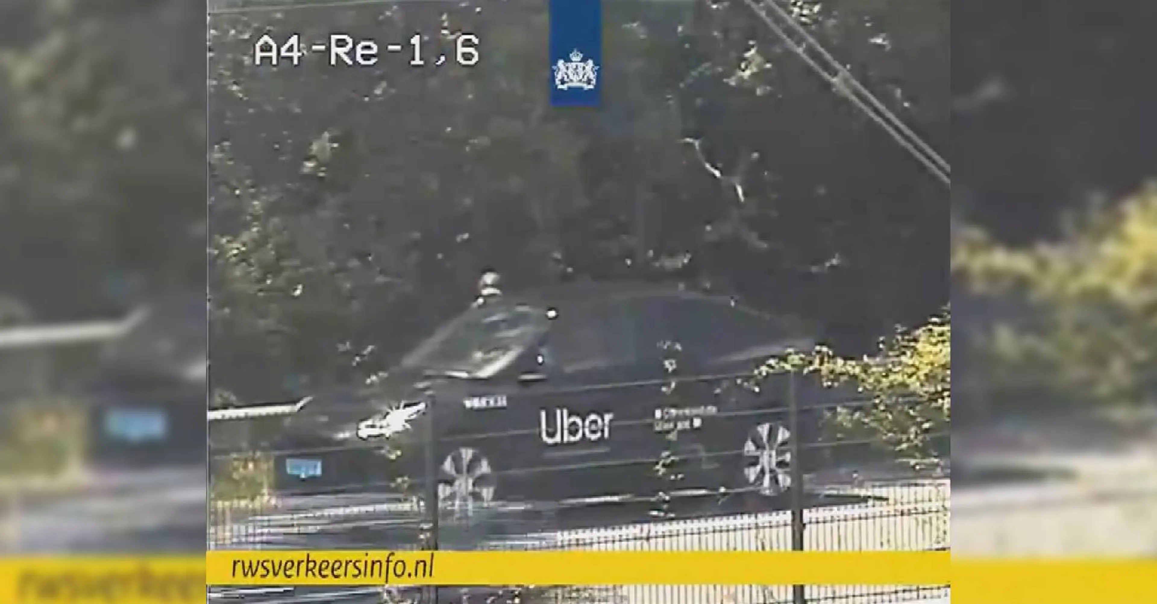 Bizarre beelden: man loopt over snelweg en Uber pikt 'm daar op